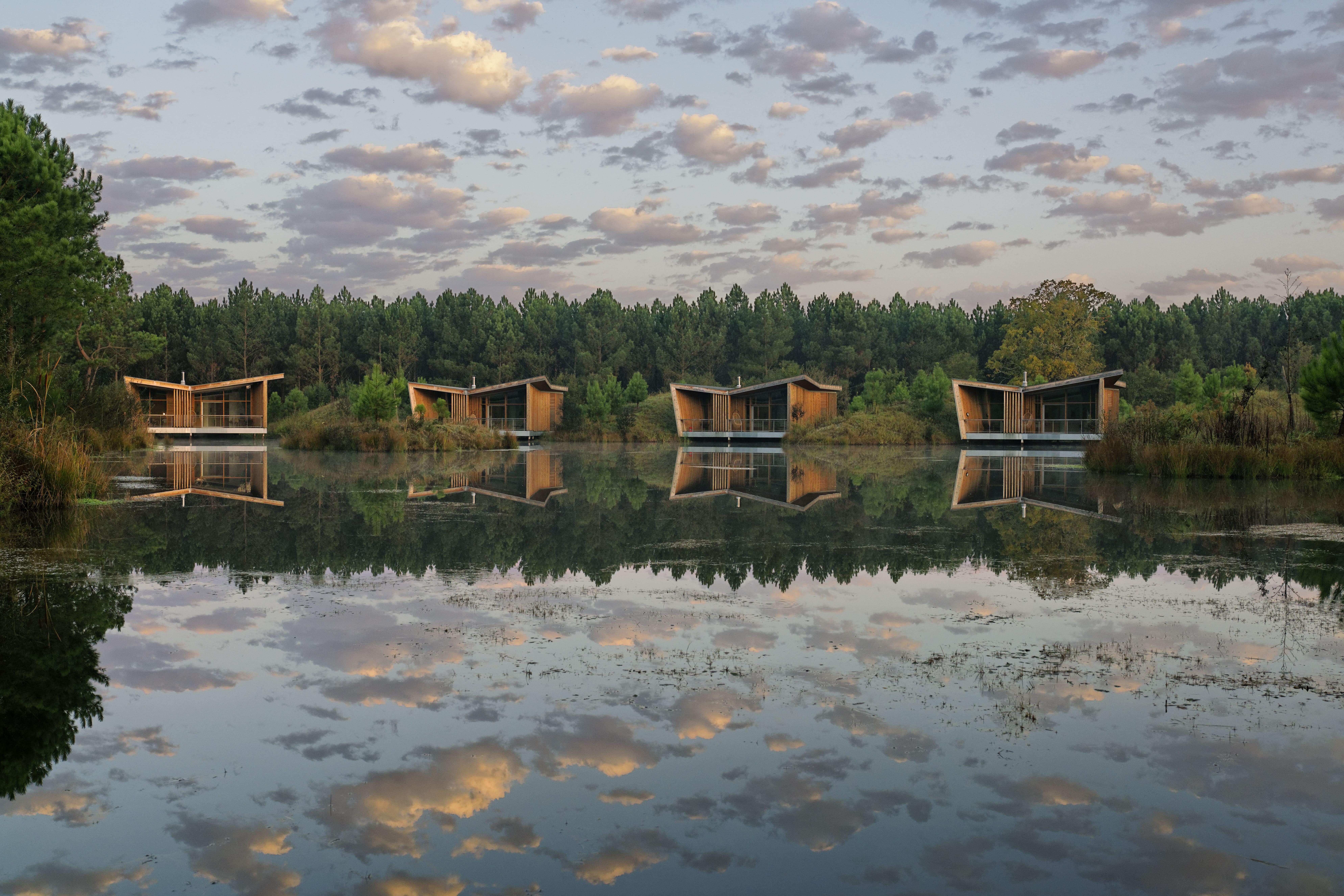 Les eco-lodges avec vue su le lac © Les Echasses