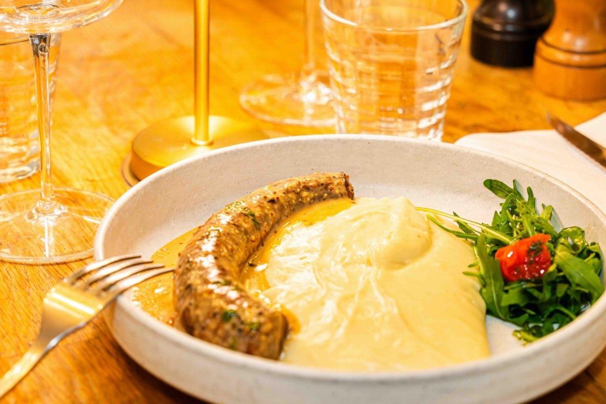 Saucisse aligot, une spécialité de la brasserie parisienne Les Fous de l’Île © DR