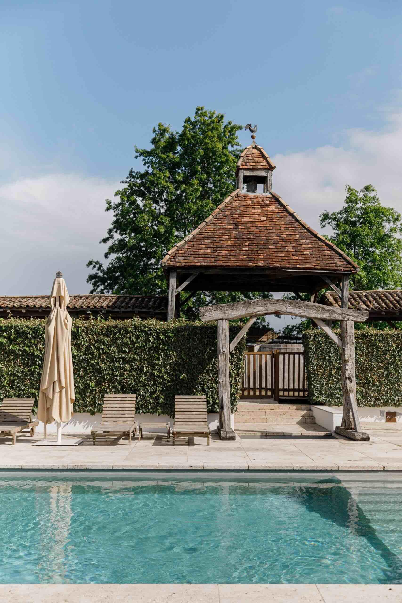 La piscine extérieure de l’hôtel © Itshenriette 