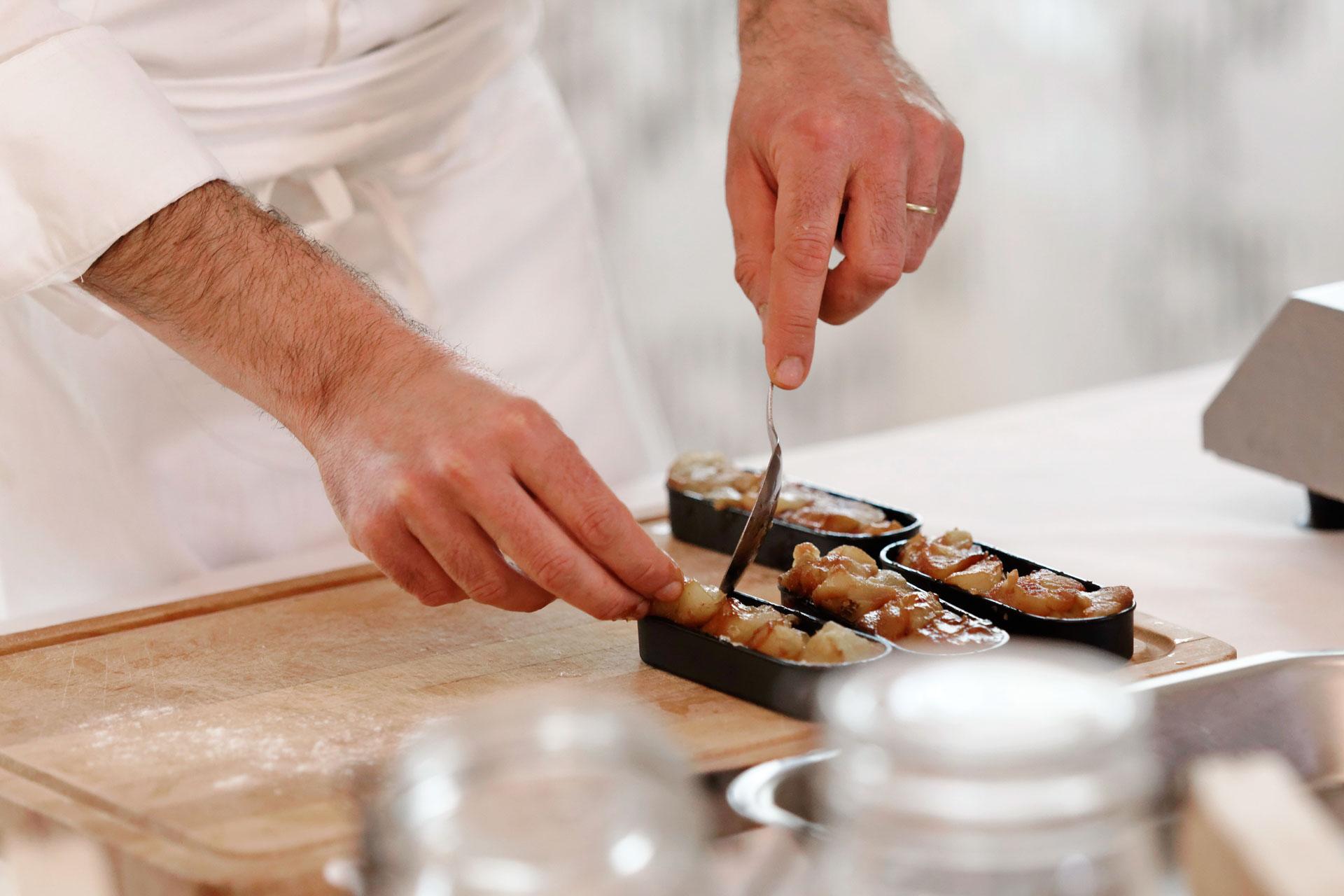 En cuisine au restaurant "Les Closeaux". Confection de tartes Tatin par Christophe Lunais, maître restaurateur. © C. Mouton - CRT Centre-Val de Loire