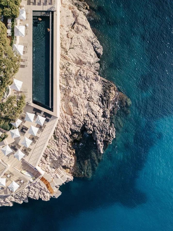 Se détendre devant la magnifique vue de l’hôtel © Les Roches Blanches