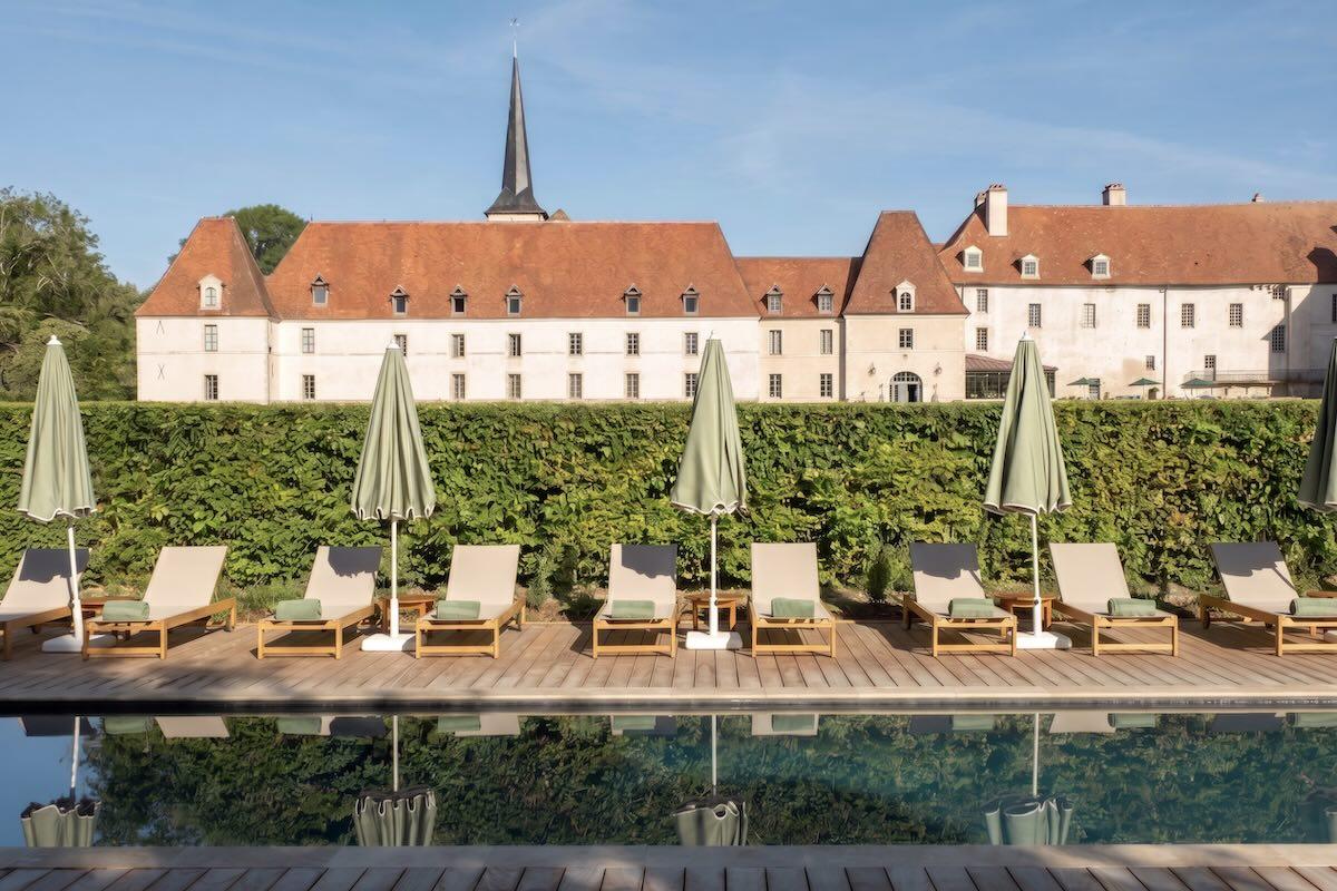 Piscine bordée de vigne à l’hôtel Les Sources de Vougeot © Maximilien Forget Studio 
