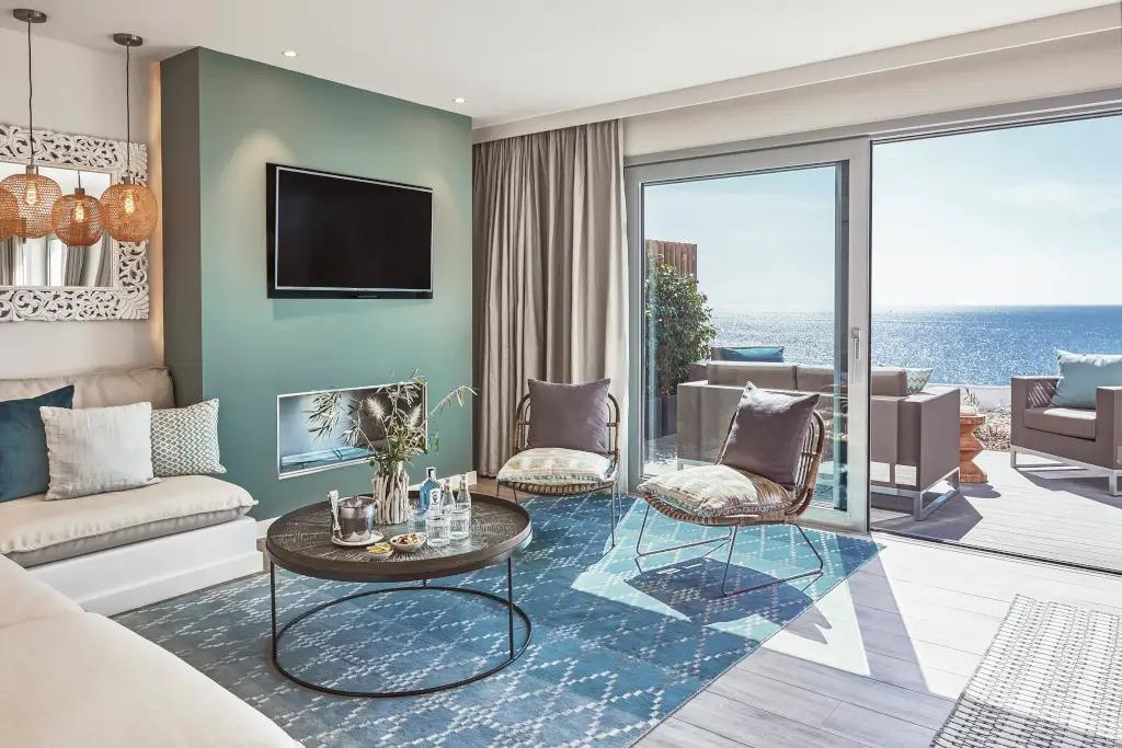 Livingroom seaview terrace © Site officiel de l’Hôtel 7Pines Ibiza