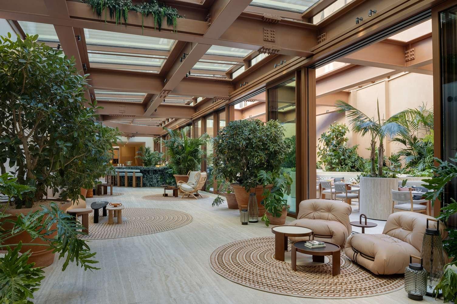 Lobby végétalisé du Six Senses Rome, hôtel spa de luxe à Rome © Six Senses Rome