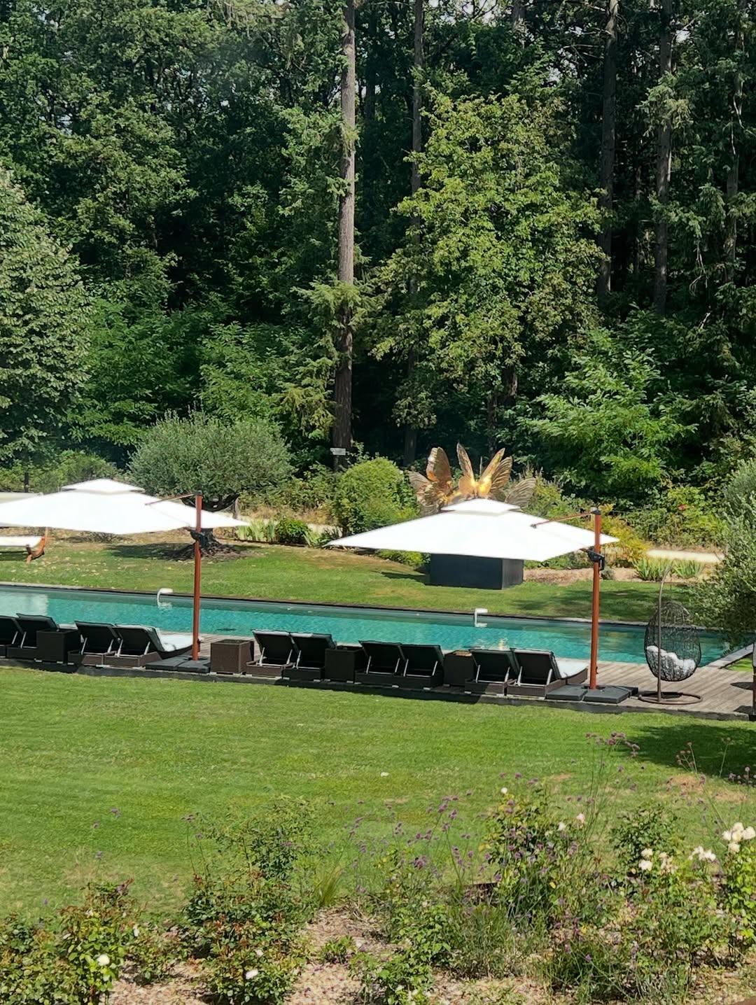 La piscine du domaine pour vivre la slow life © Loire Valley Lodges