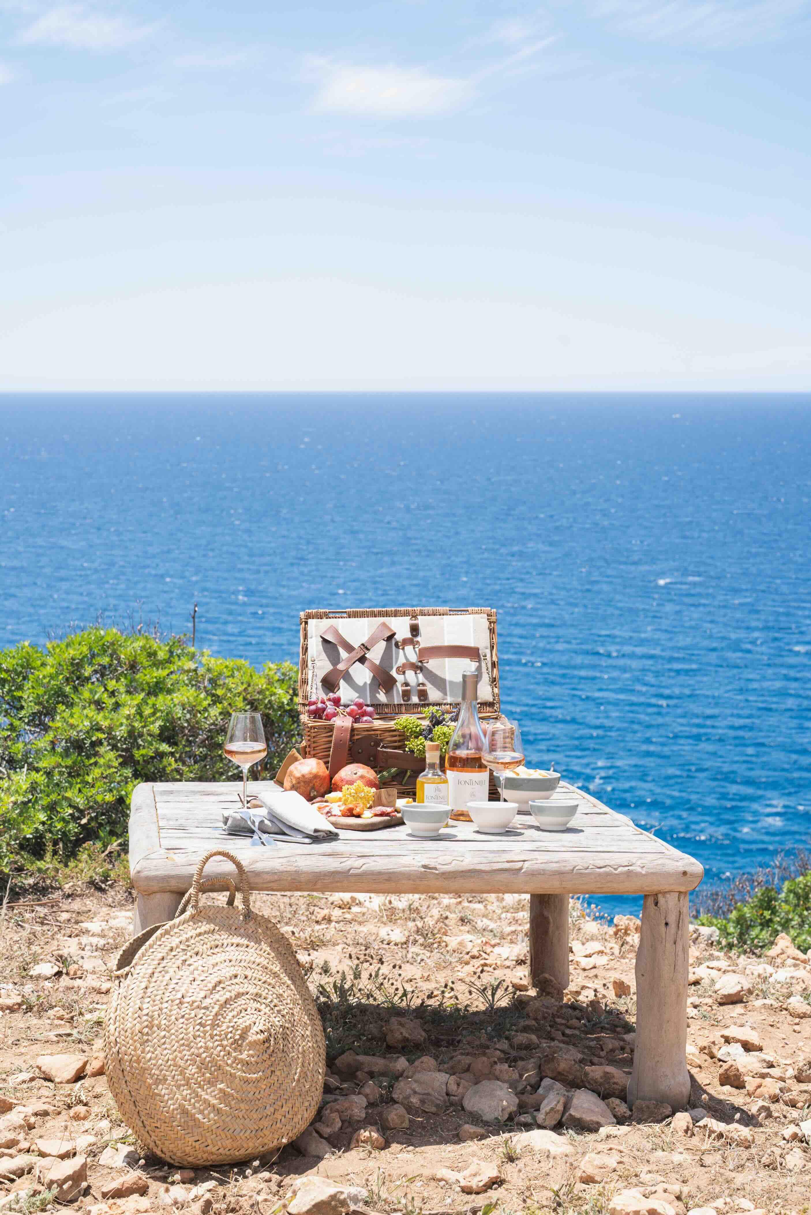 Un pique-nique en bord de mer à Minorque © SadikSansVoltaire