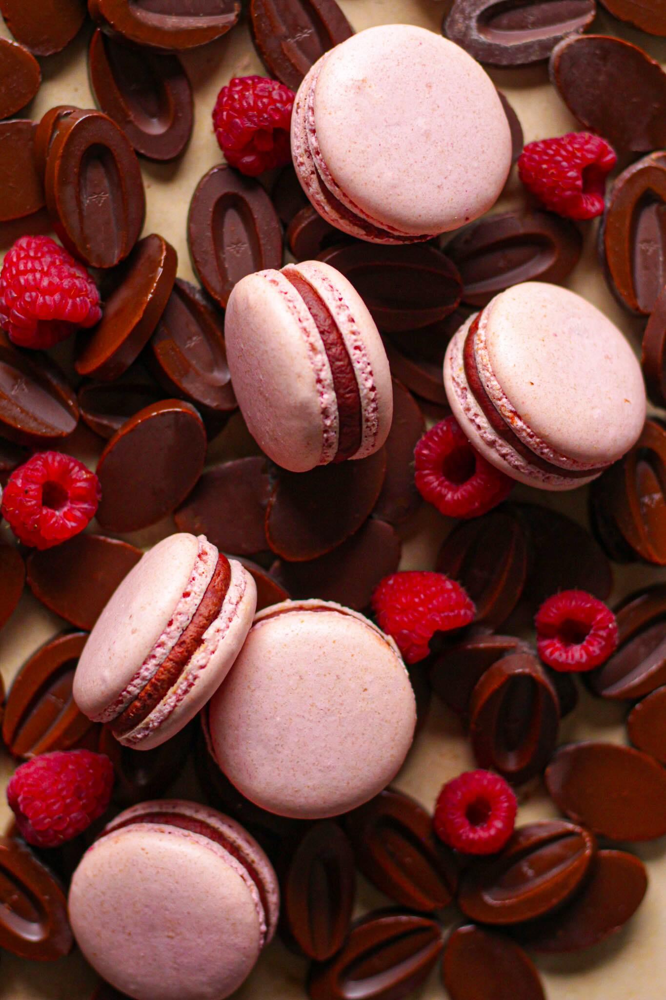 Les macarons framboises et chocolats © Le Jardin Sucré