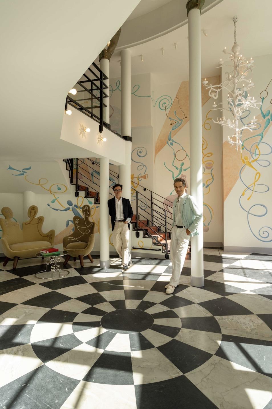 Jacques Blanc et Vincent Darré dans le lobby de l’hôtel Le Magnifique © DR