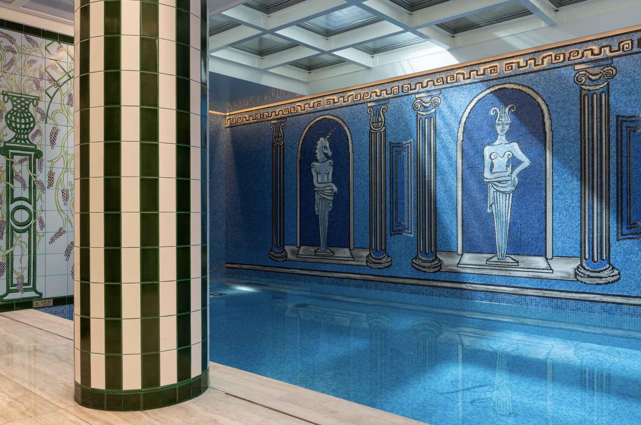 La piscine intérieure de l’hôtel, havre antique en plein coeur de Montparnasse © Christophe Bielsa