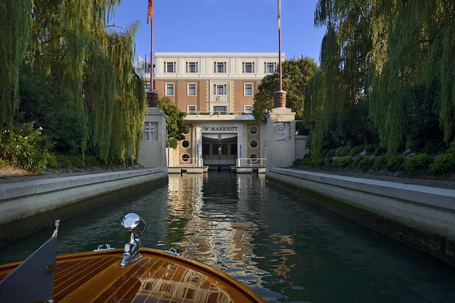 Arrivée en bateau au JW Marriott Venice Resort & Spa © DR