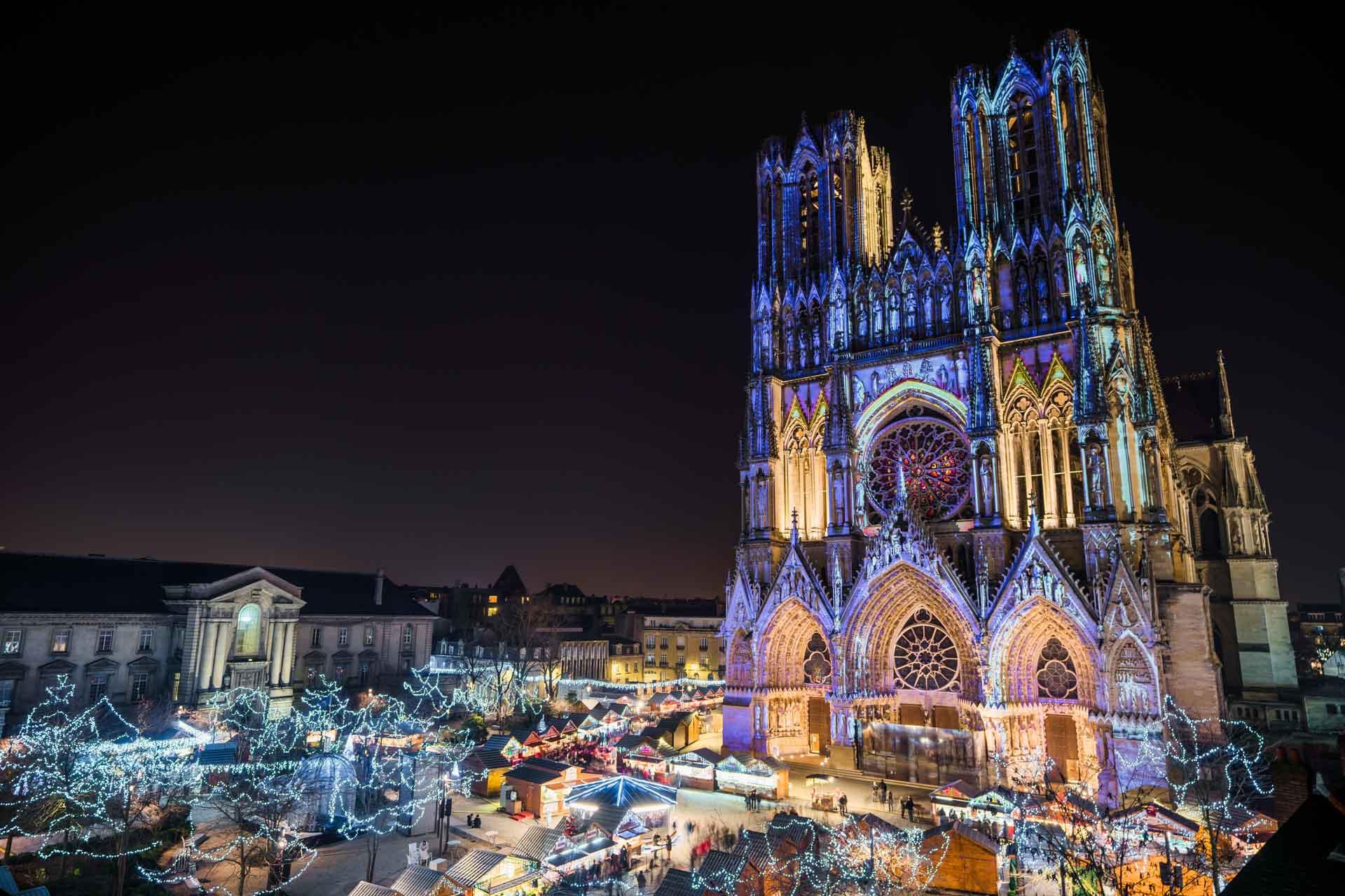 La cathédrale brille de mille feux devant le marché de Noël de Reims © Cyrille Beudot Office de Tourisme du Grand Reims