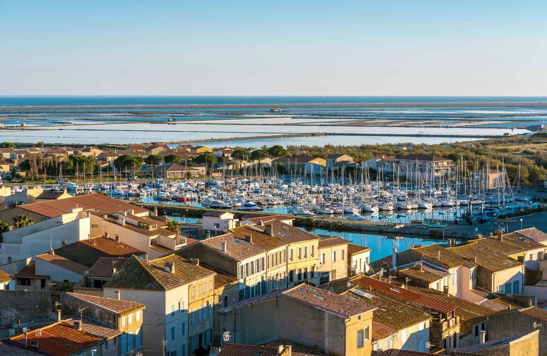 Marina de Gruissan, étang du Grazel et Méditerranée depuis la Tour Barberousse © AdobeStock-sasha64f