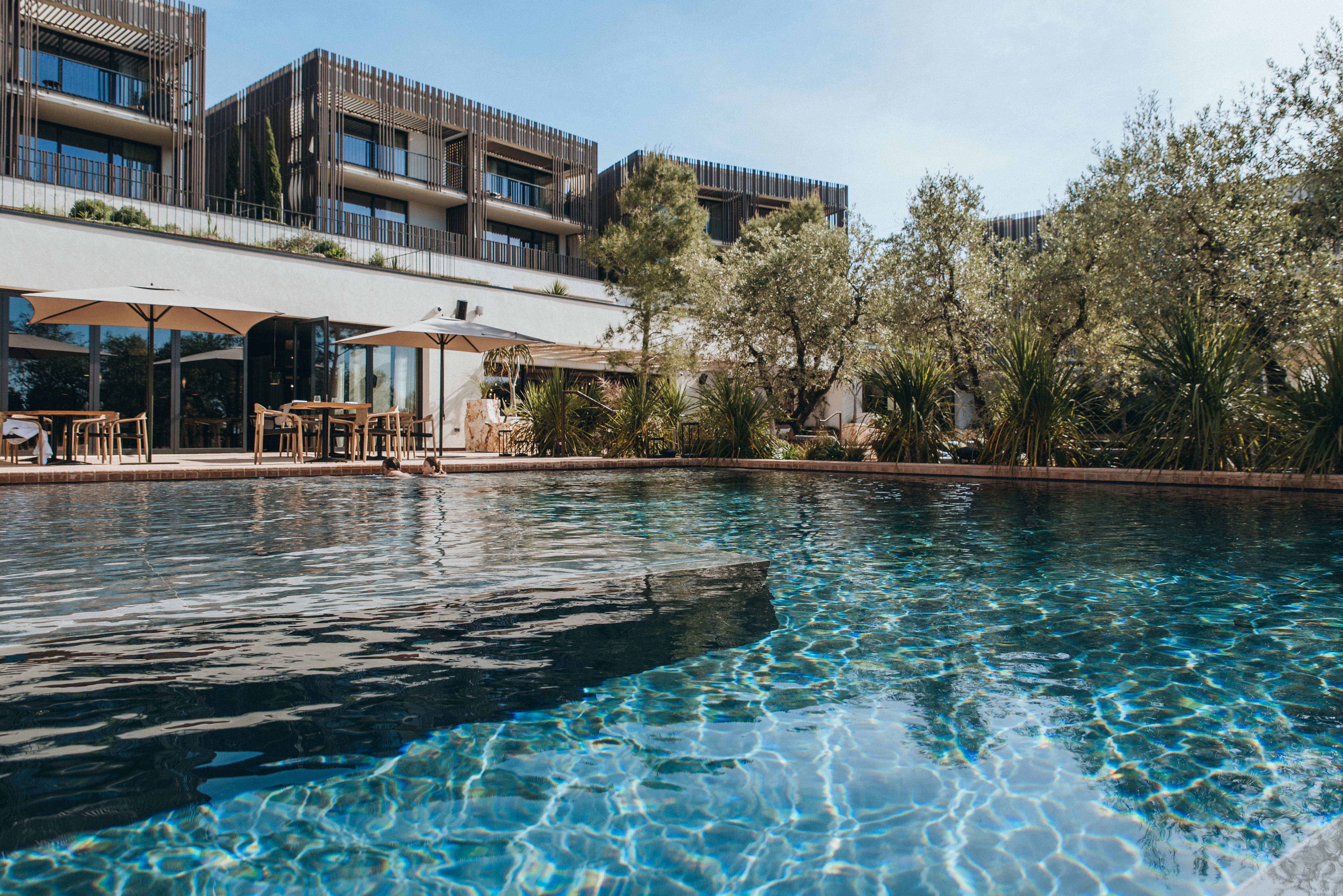 La piscine de l’hôtel © Kate Sevo