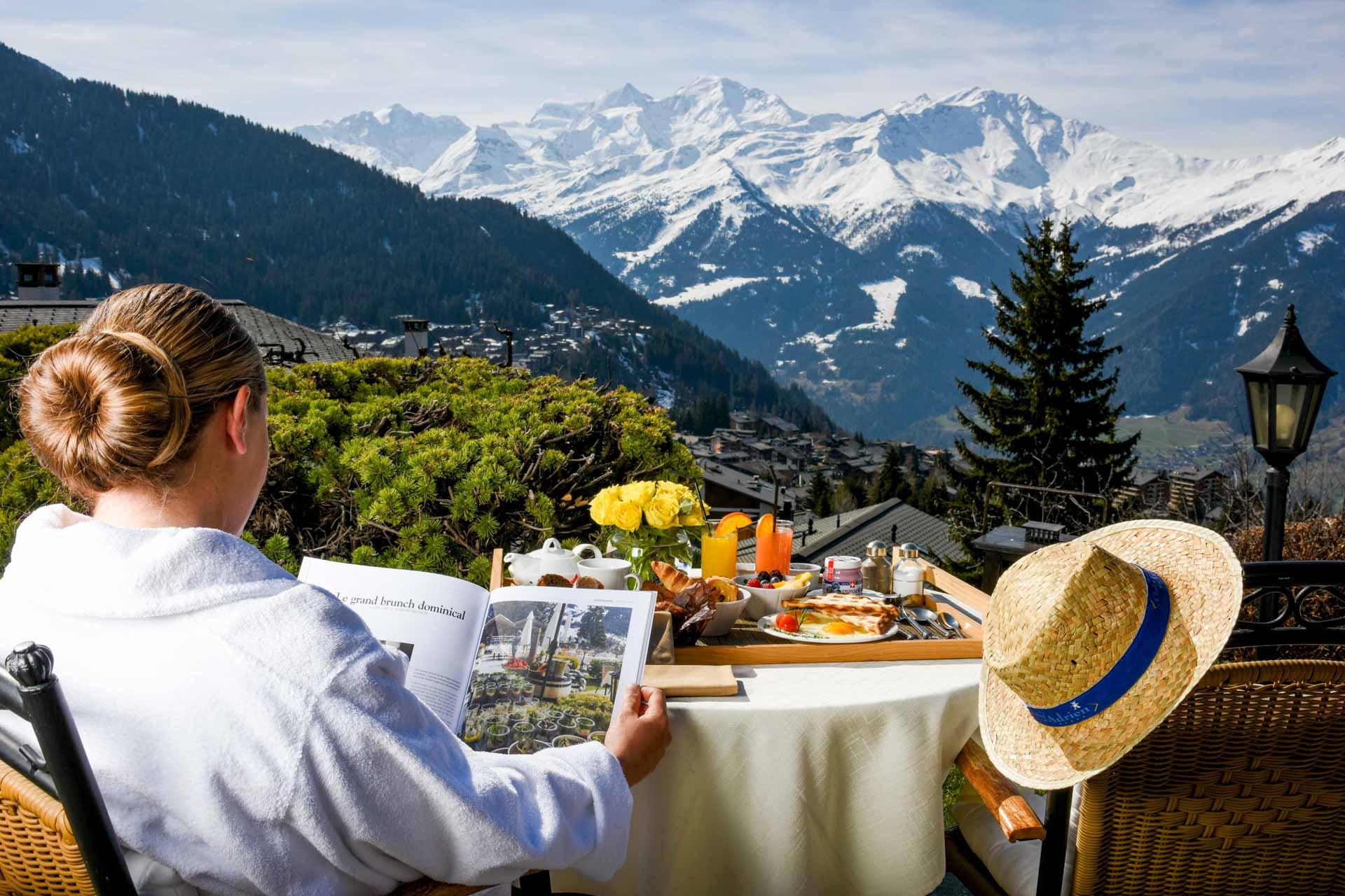 Matin en terrasse au Chalet d’Adrien