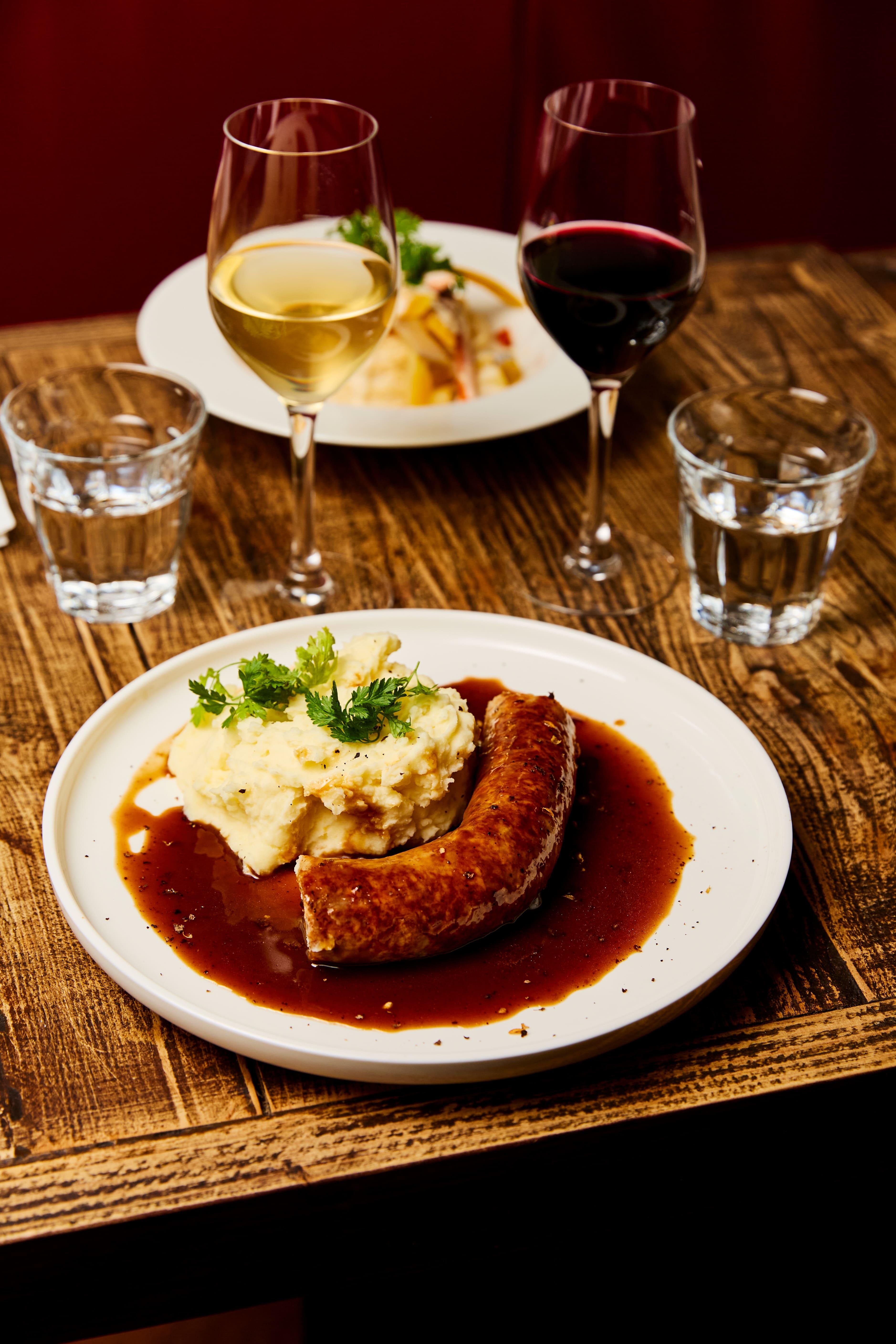 La saucisse au couteau et sa sauce à la moutarde à l’ancienne © Melanie Denizot 