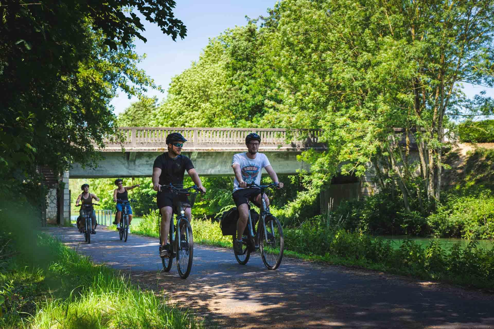 Longer la Meuse à vélo près de Verdun © Pierre Defontaine Artge