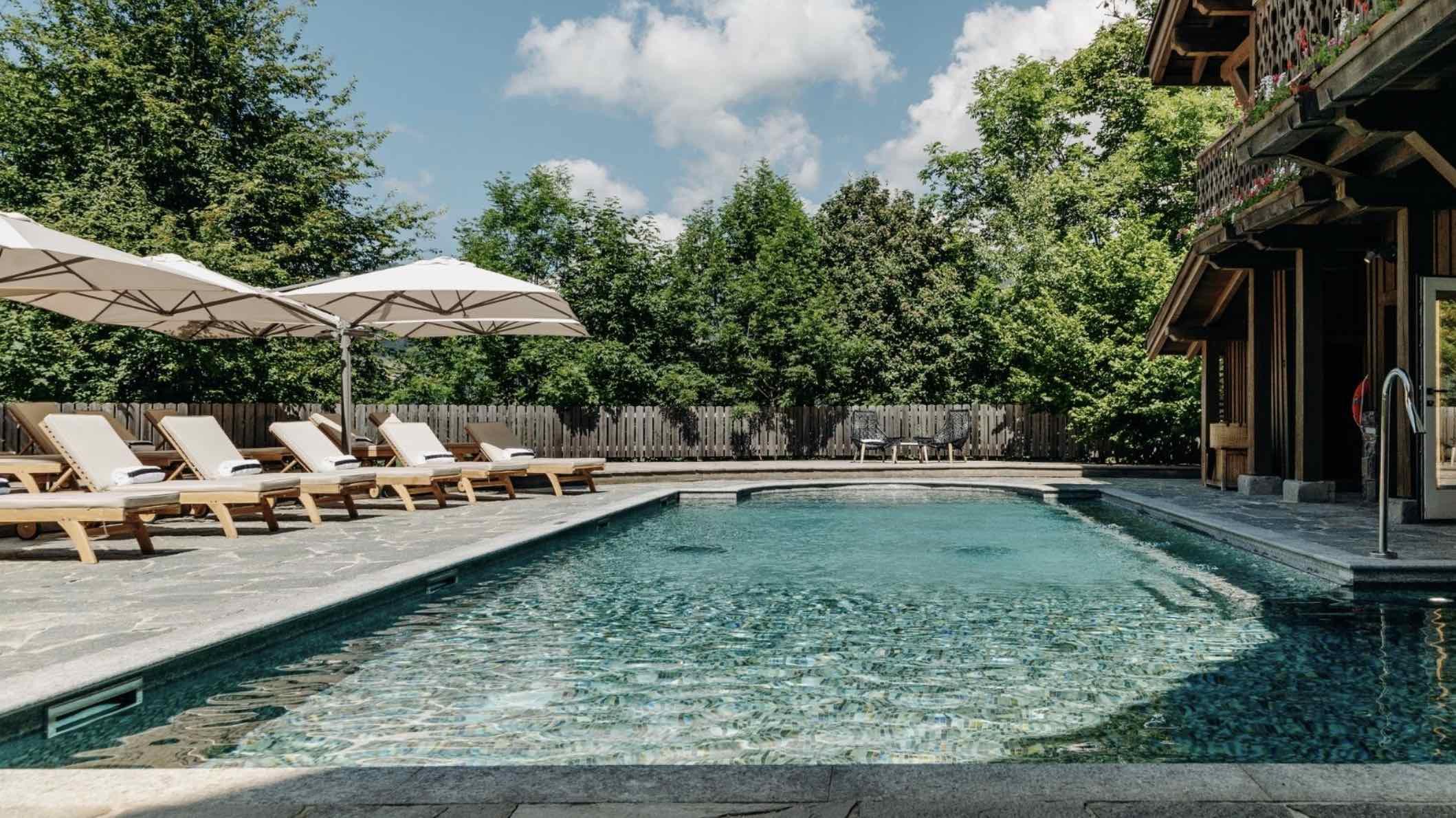La piscine de l’hôtel © Les Chalets du Mont d’Arbois