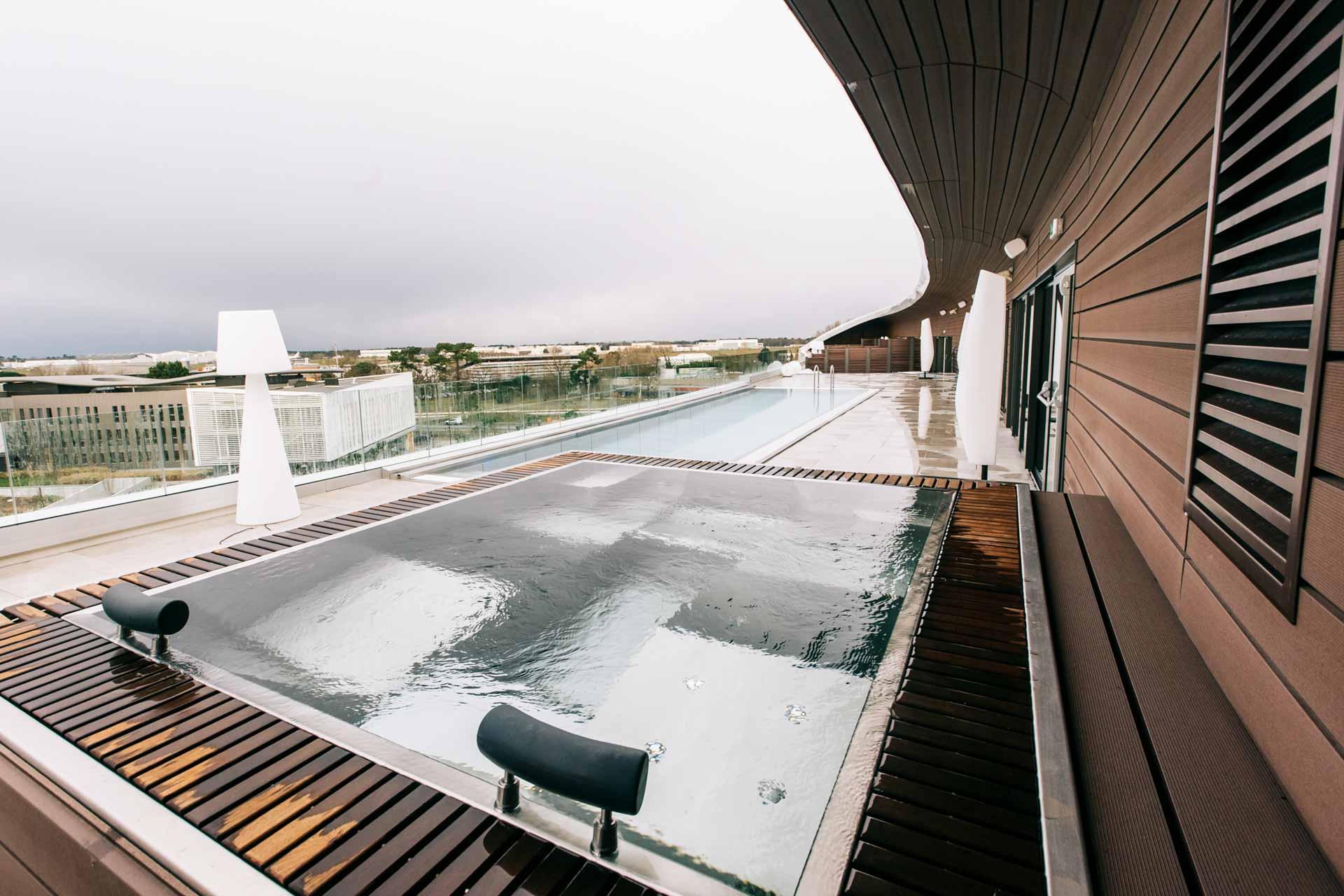 Un hôtel avec piscine à Bordeaux, perchée au dernier étage © Markerprod