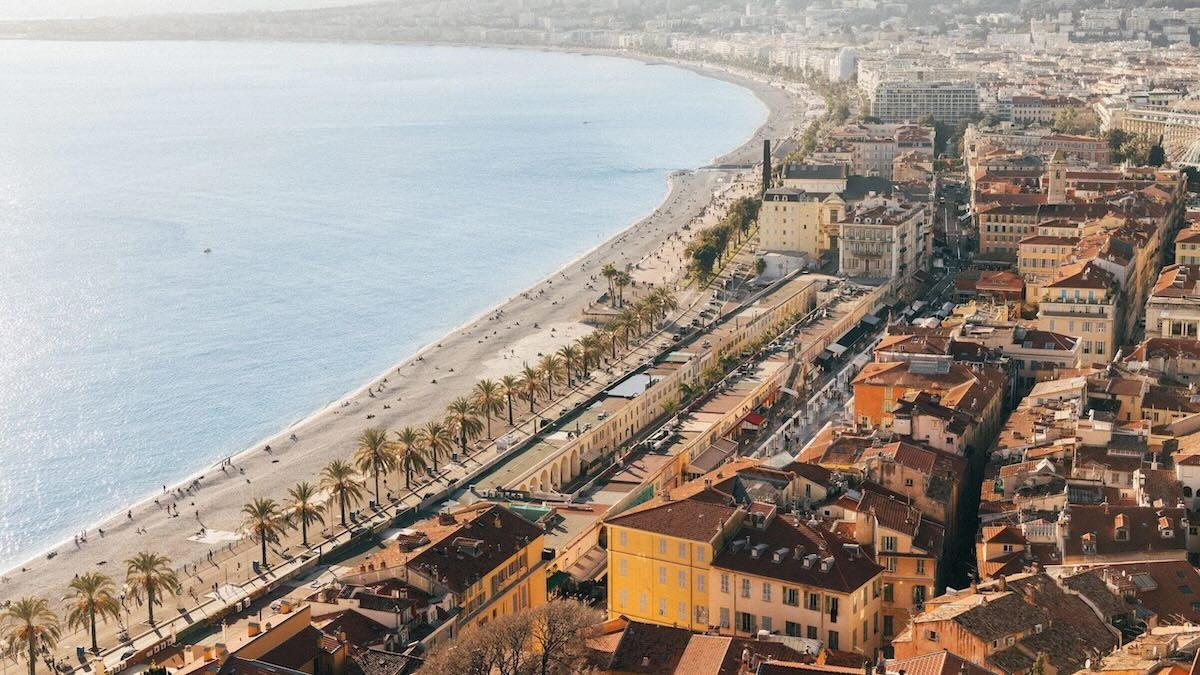 Se dire oui face à la baie des Anges, sur la mythique promenade des Anglais © DR