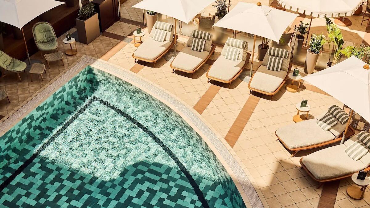 La veille ou le lendemain de la fête, les invités se détendent au bord de la piscine chauffée toute l’année © Palais de la Méditerranée