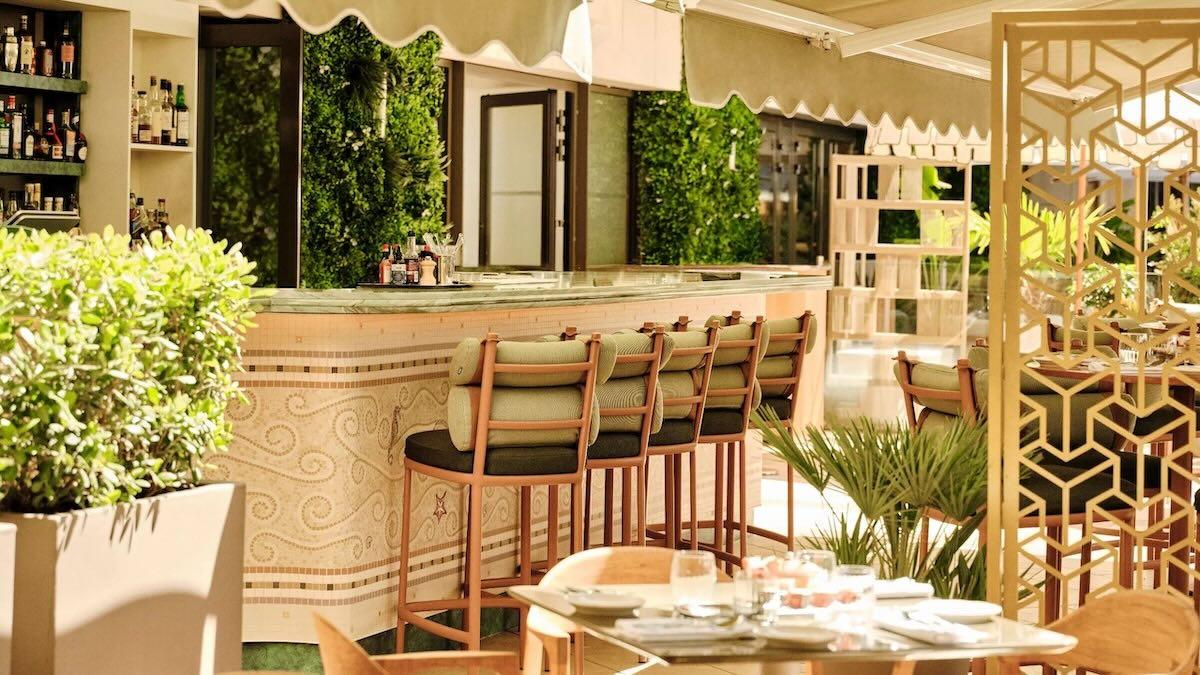 La soirée se prolonge autour de cocktails signature, sous l’auvent du Zouzou Riviera © Palais de la Méditerranée