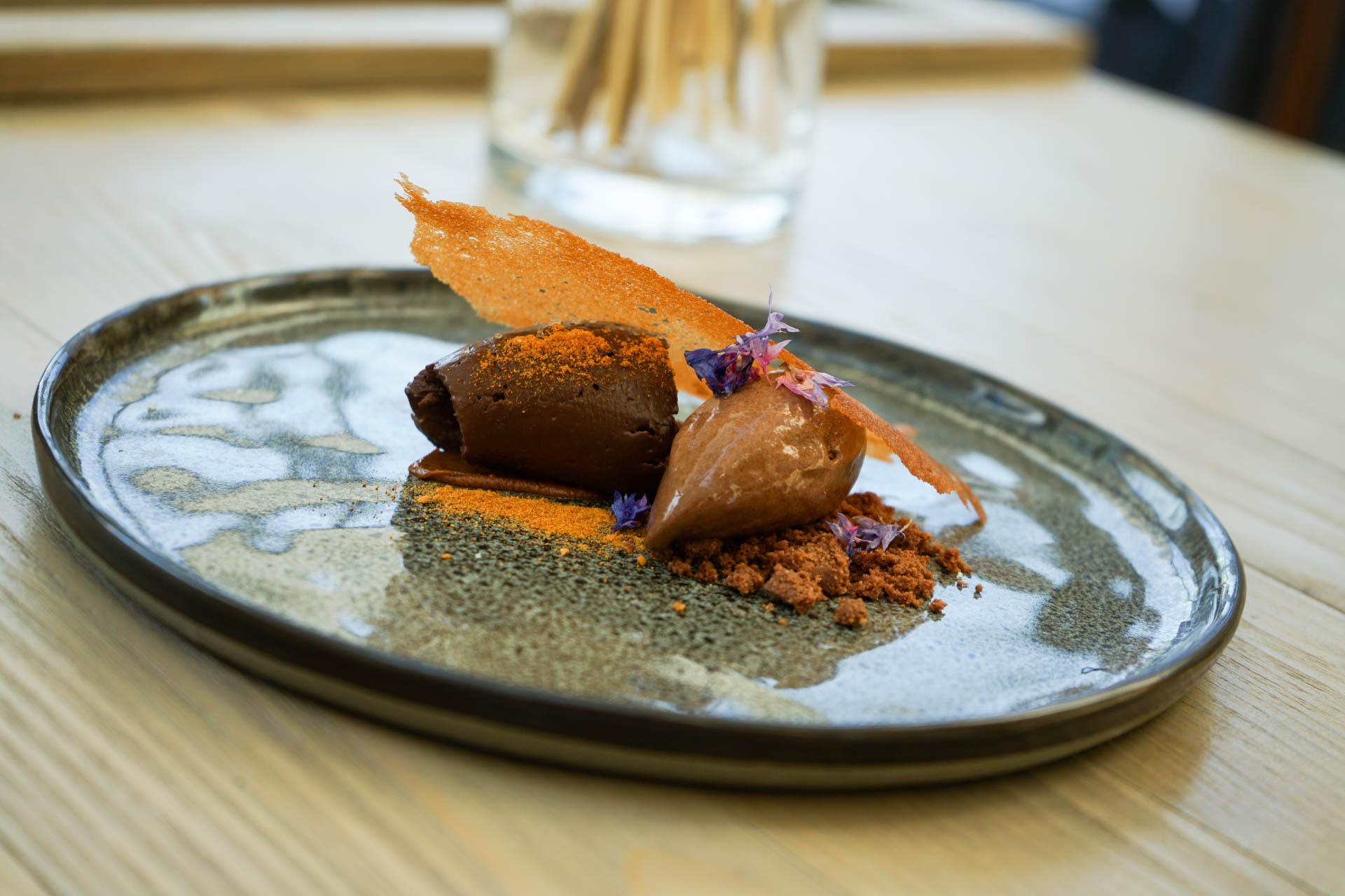 Nosso | Ganache au chocolat, sorbet chocolat, grué de cacao et tuile © MB|YONDER.fr