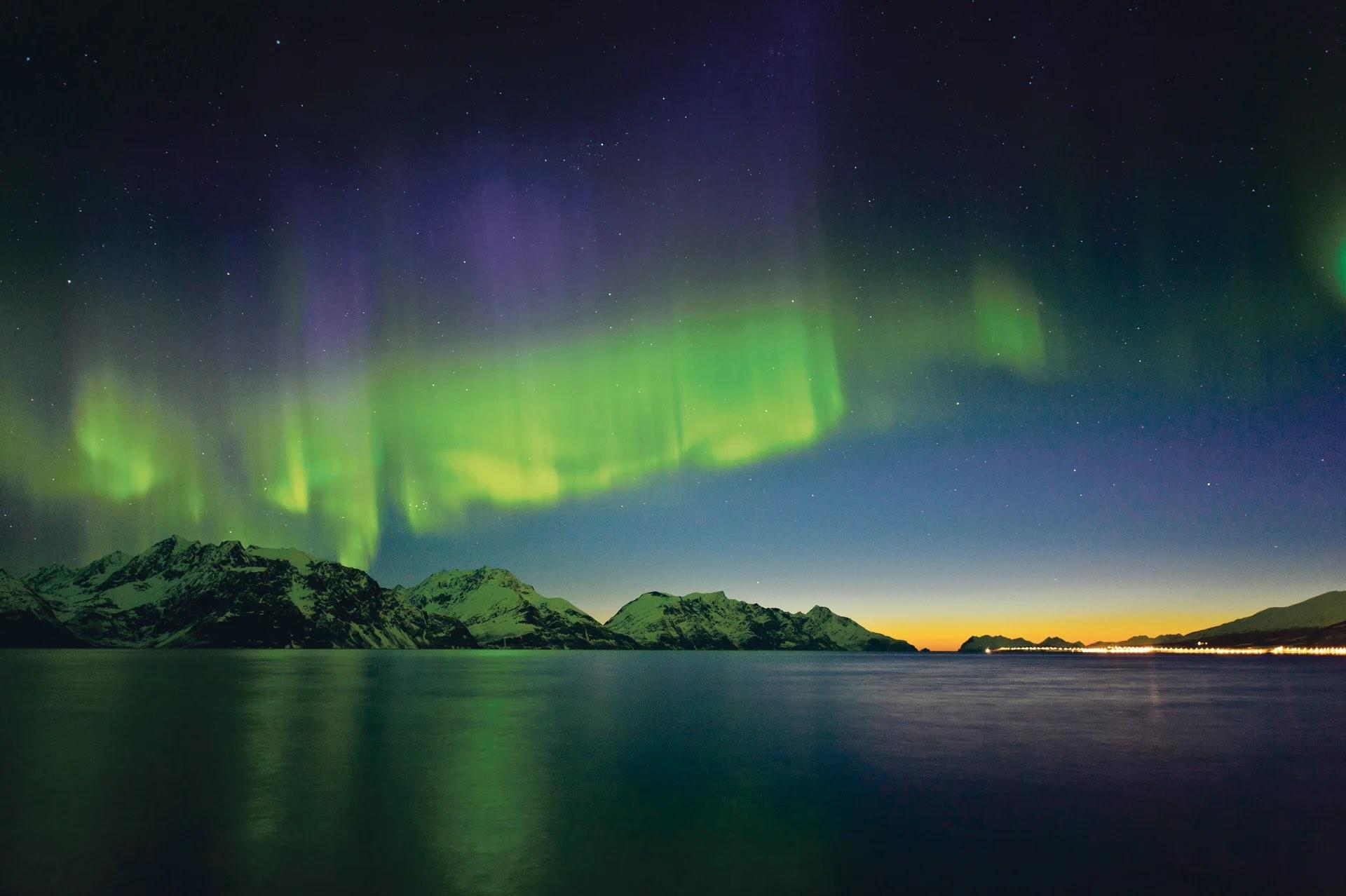Observer les aurores boréales pendant la croisière de luxe en Norvège © Hurtigruten