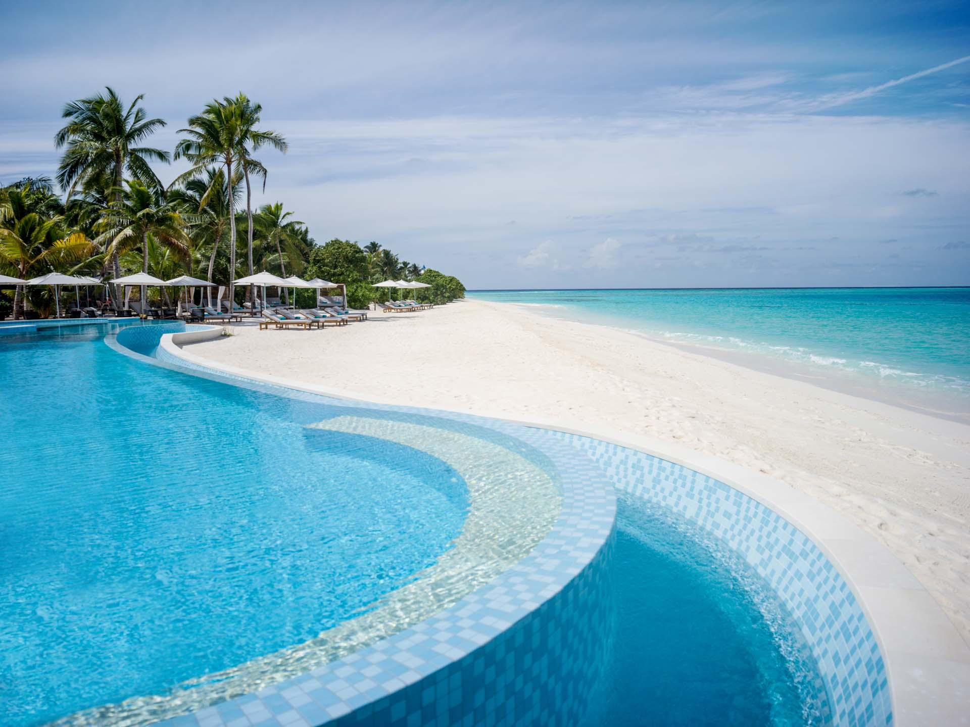 Avoir le choix de la piscine ou de la mer, à l’Intercontinental Maldives Maamunagau Resort