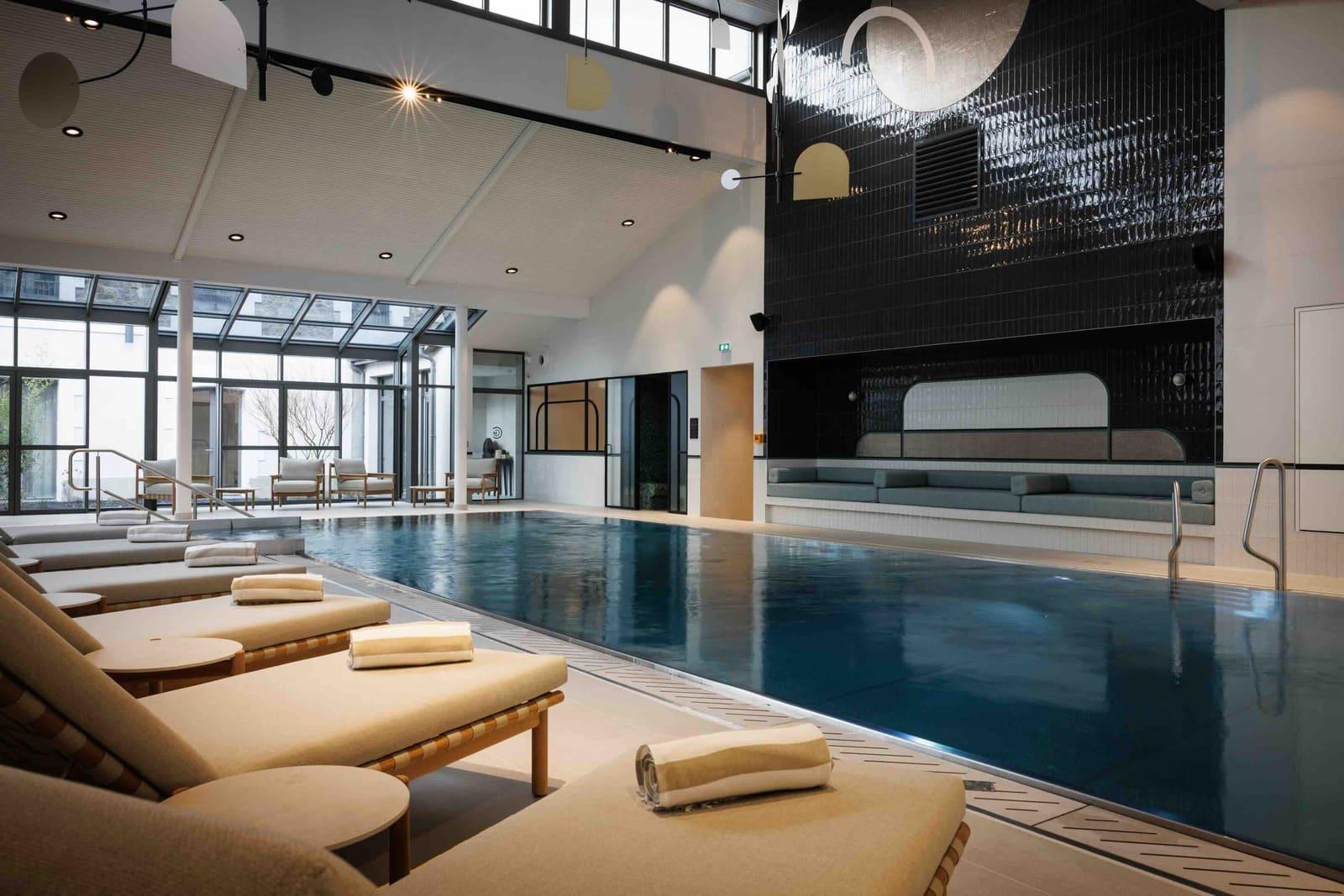 La piscine intérieure de l’hôtel © Christophe le Potier