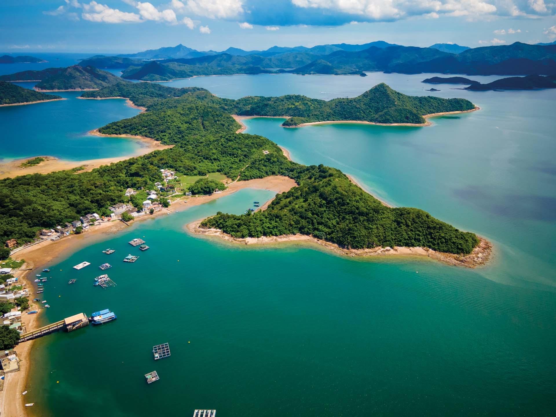 L’île de Kat O, serpentin de verdure entouré d’eau turquoise © HKTB