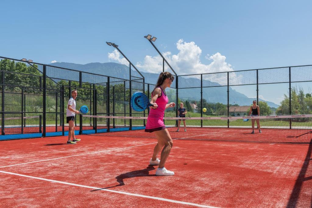 Padel face aux montagnes et au lac du Bourget au Château Brachet © DR