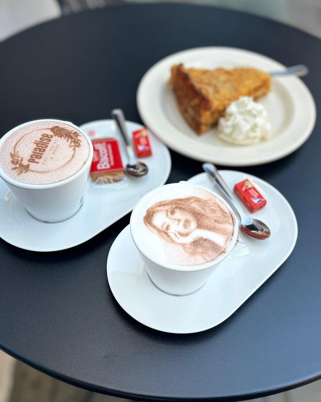 Boire un selfieccino au coffee shop de Bruges © Paradise