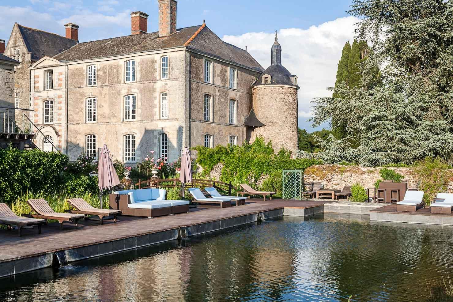 Le Château de l’Épinay et sa piscine naturelle © DR