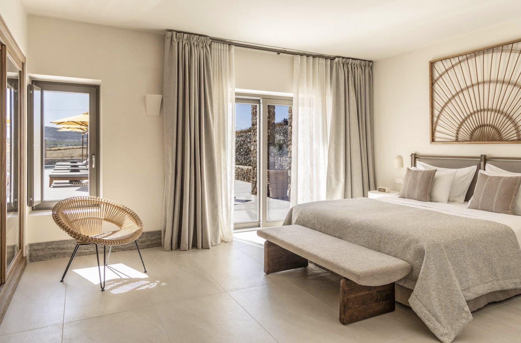 Une des chambres de l’hôtel © Parilio, a Member of Design Hotels, Paros