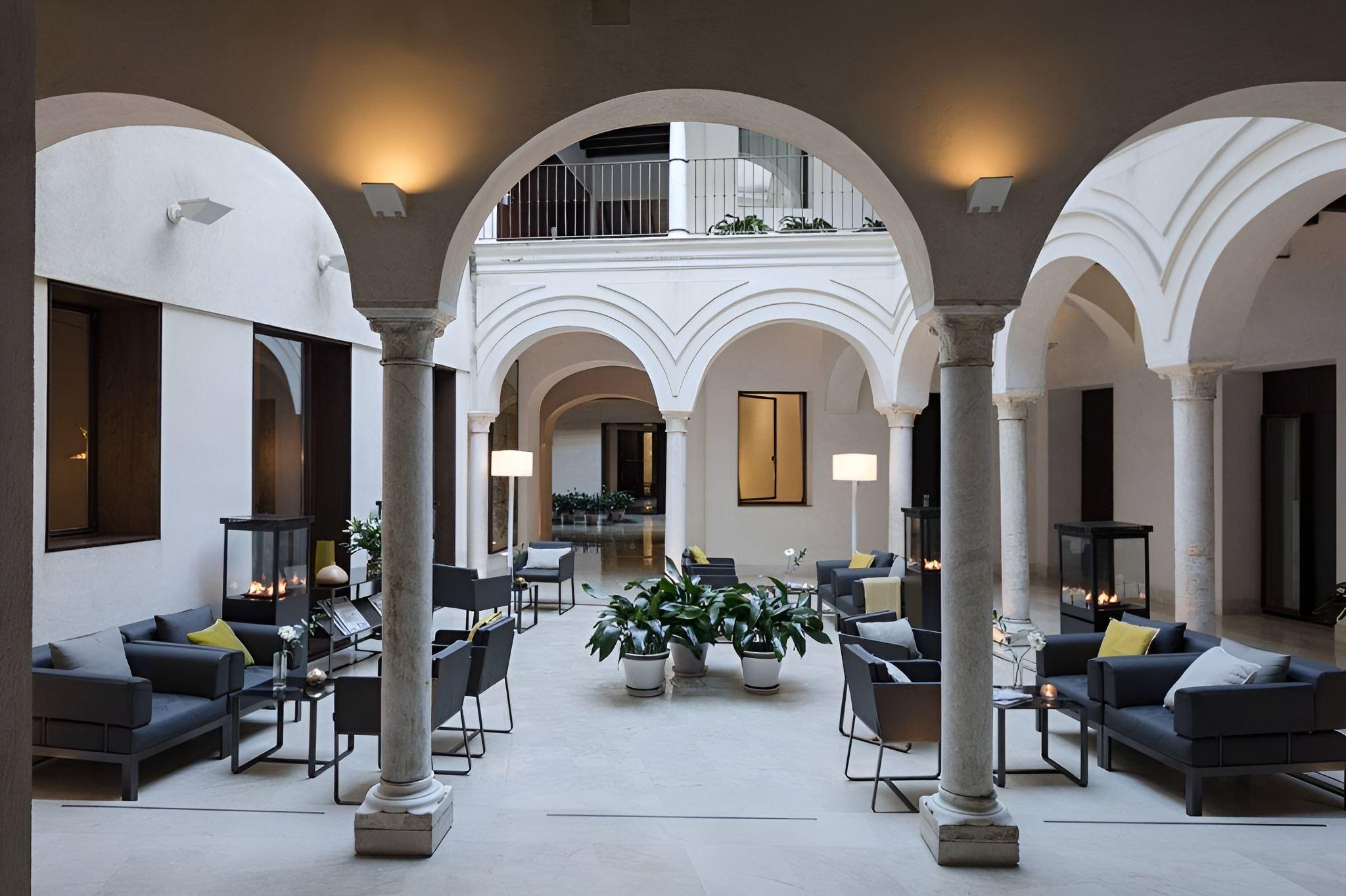 Patio andalou dans un hôtel de charme au cœur de Séville © Hotel Posada del Lucero