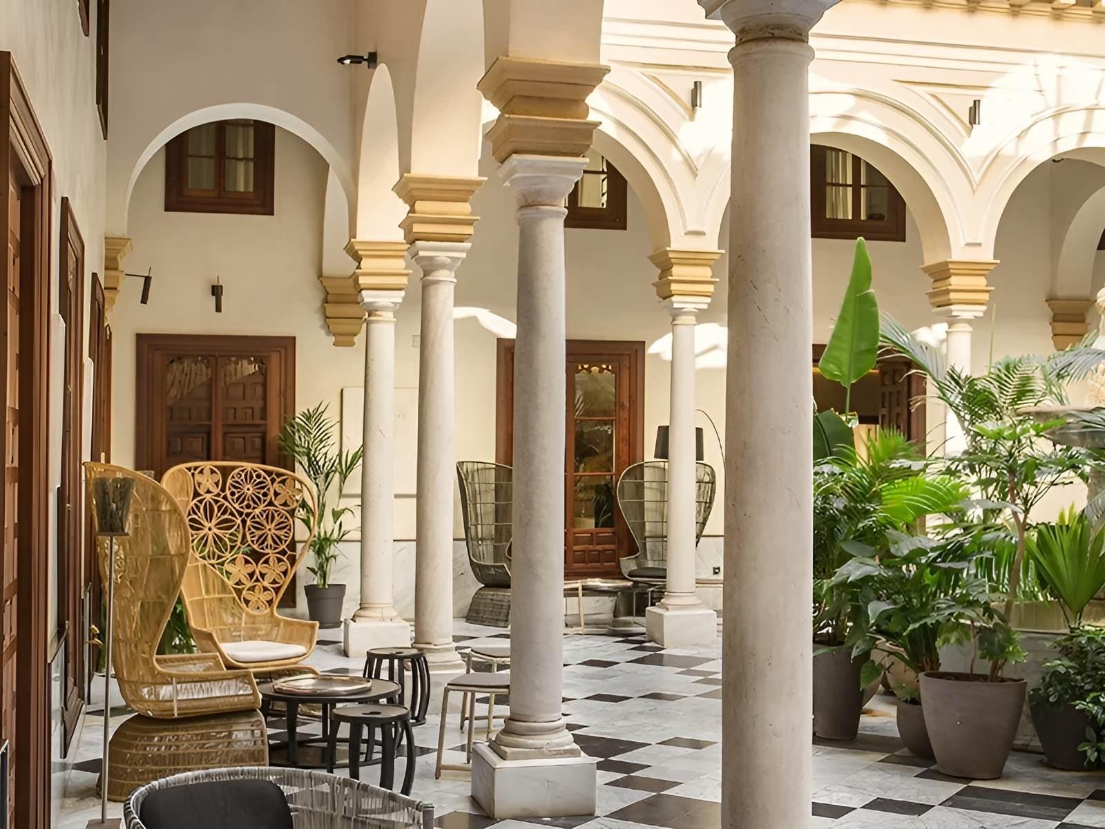 Patio andalou dans un palace historique à Séville © CoolRooms Palacio de Villapanés