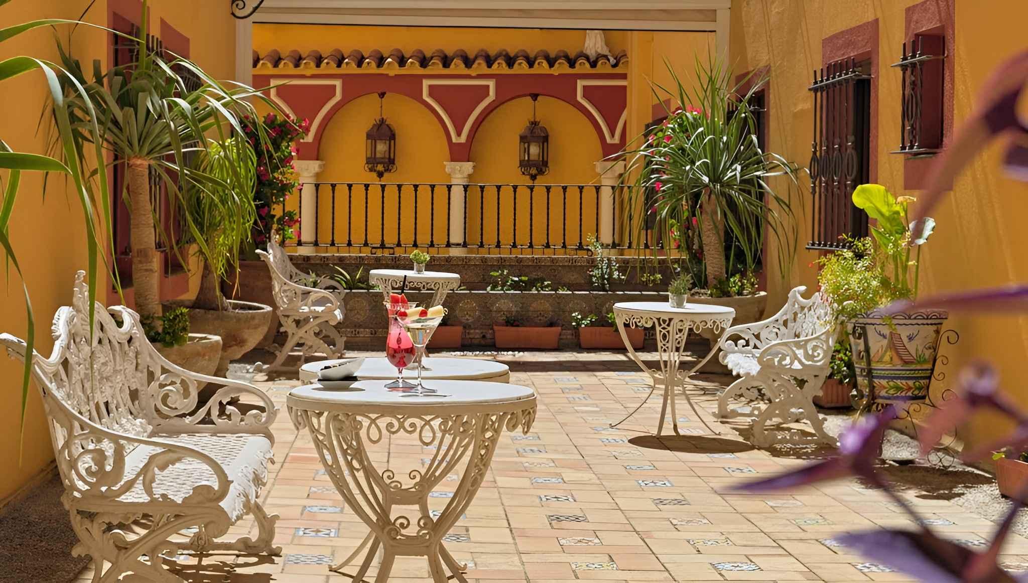 Patio historique aux influences andalouses dans un boutique-hôtel de Séville © H10 Hotels