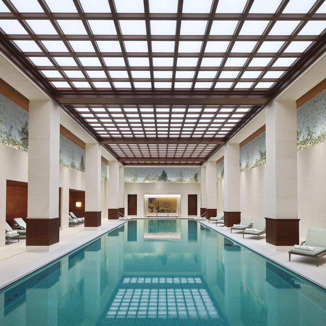 La piscine intérieure de l’hôtel de luxe à Londres © Peninsula London