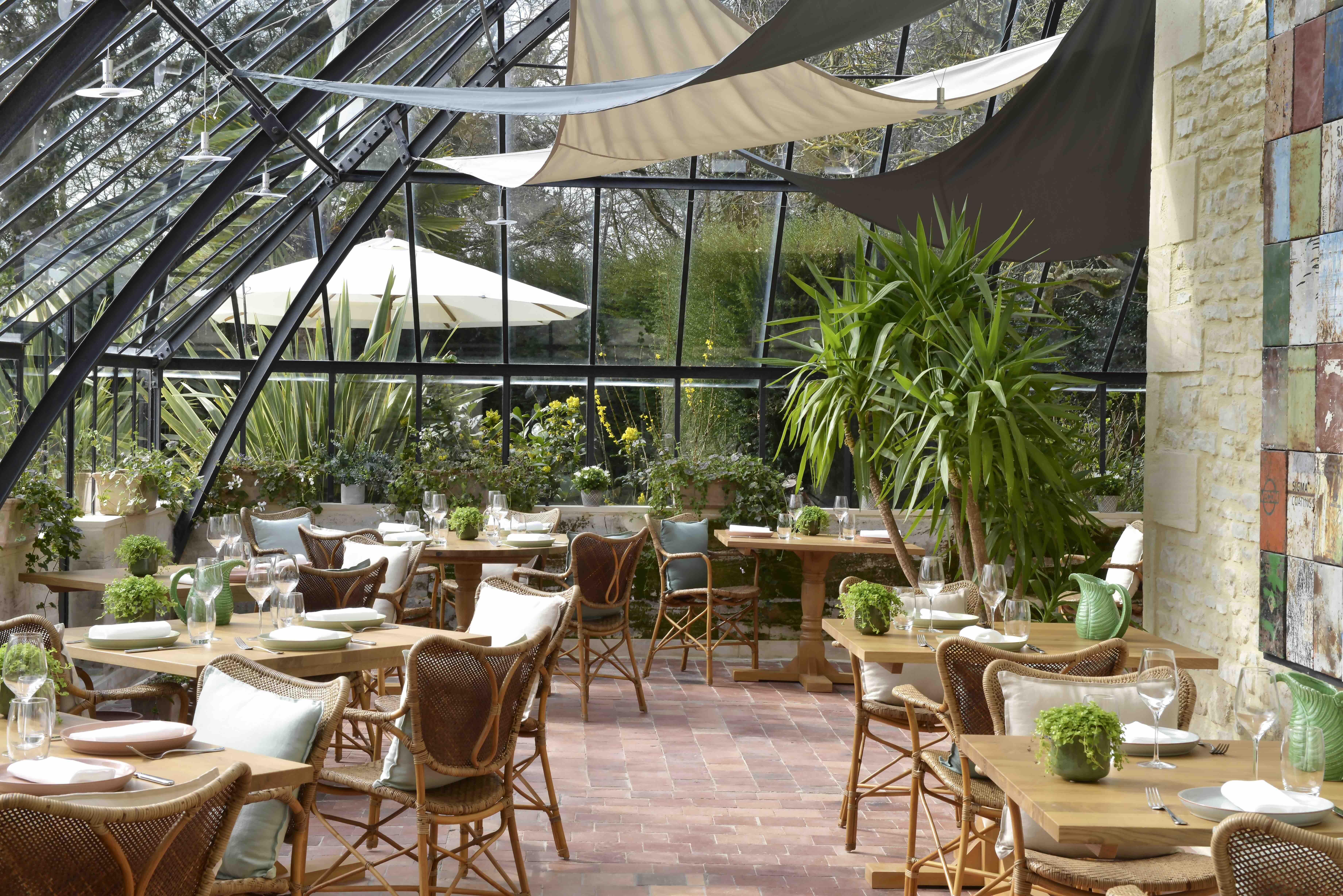 Déjeuner dans le Petit Jardin Intérieur au Château La Chenevière © DR