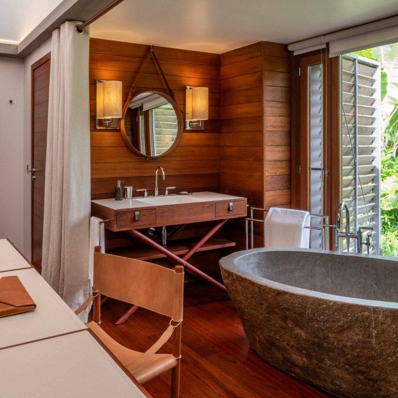 La salle de bain d’une suite du Sundy Praia © Príncipe Collection
