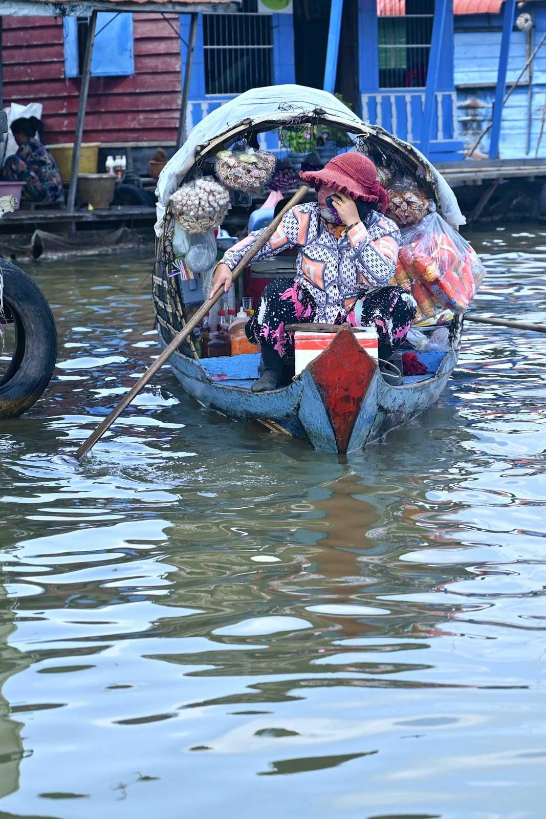 Un bateau-épicerie © Pascale Missoud