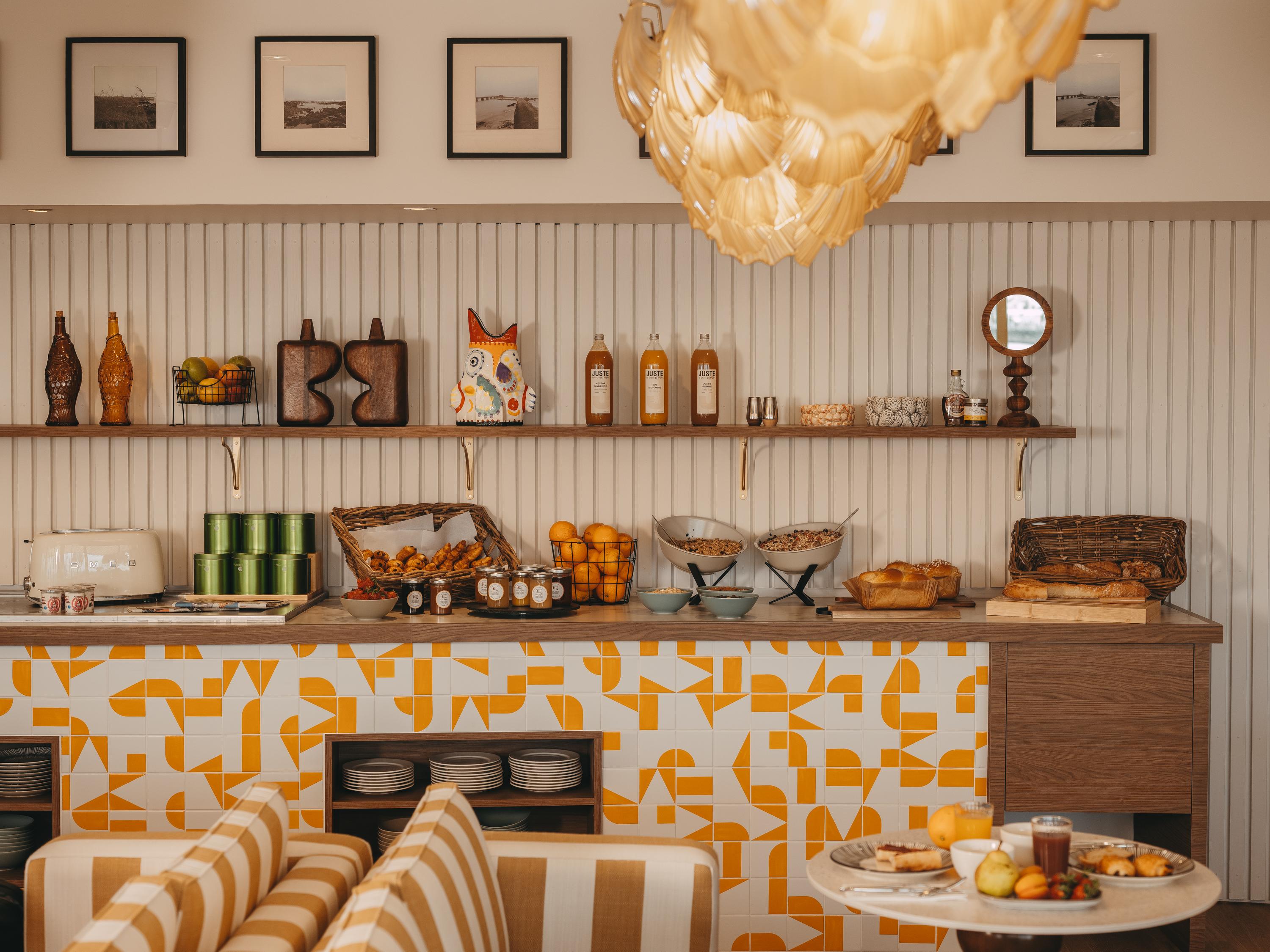 Le petit-déjeuner à l’Hôtel Les Brises © Nicolas Anetson