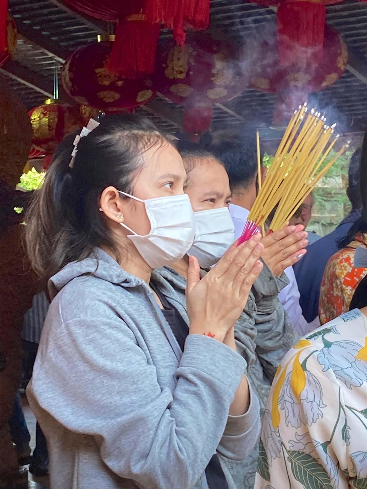 Dans la pagode de Wat Phnom, une véritable ferveur © Pascale Missoud