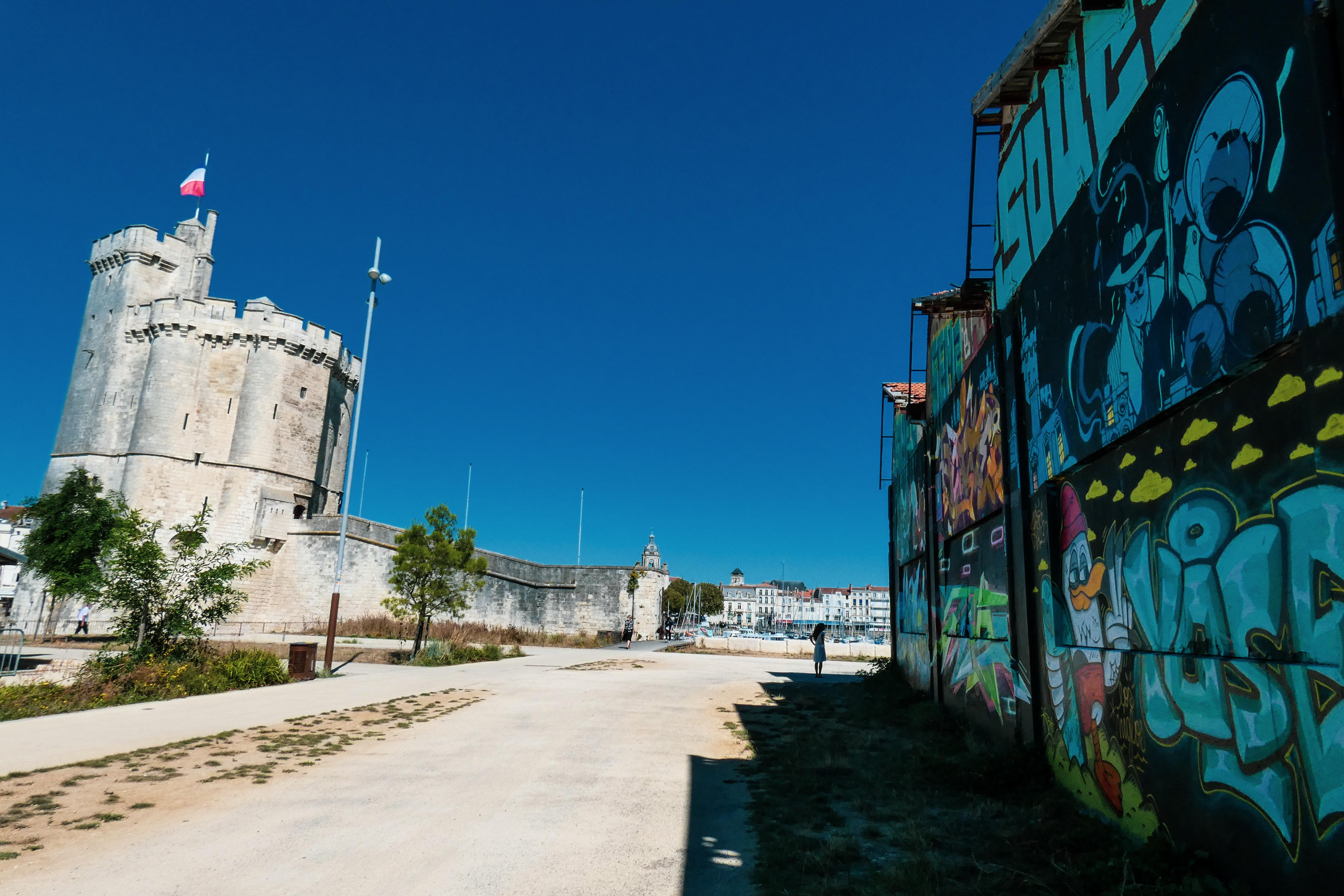 La friche du Gabut veillée par la Tour Saint Nicolas © Baptiste_RANNOU - La Rochelle Tourisme