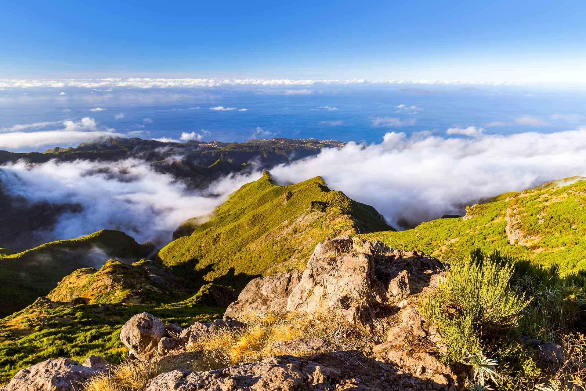 Le Pico Ruivo et le Pico Arierio en randonnée. © Nikolai Sorokin