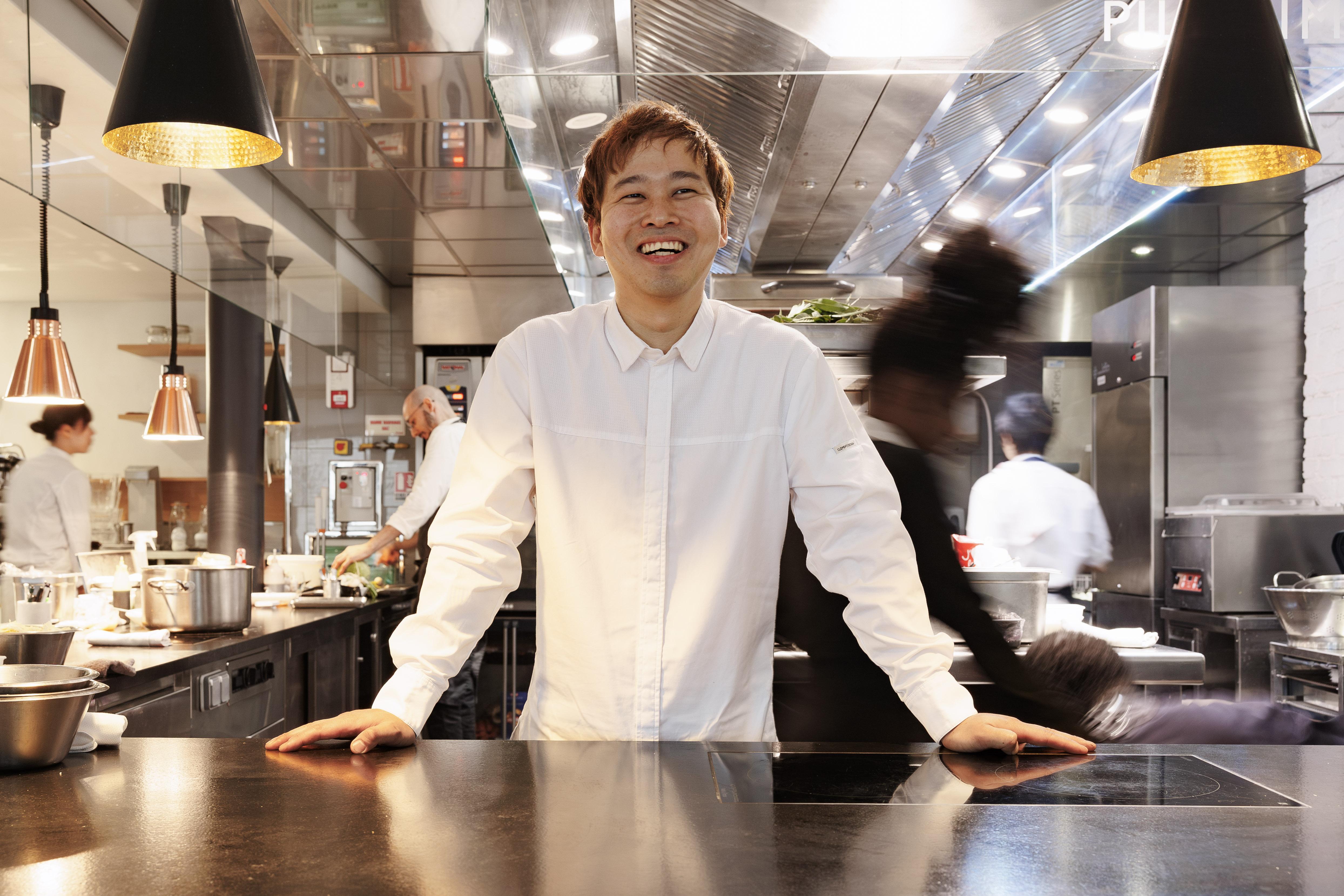 Portrait du chef Masaki Nagao dans ses cuisines du Pilgrim © Alice Casenave