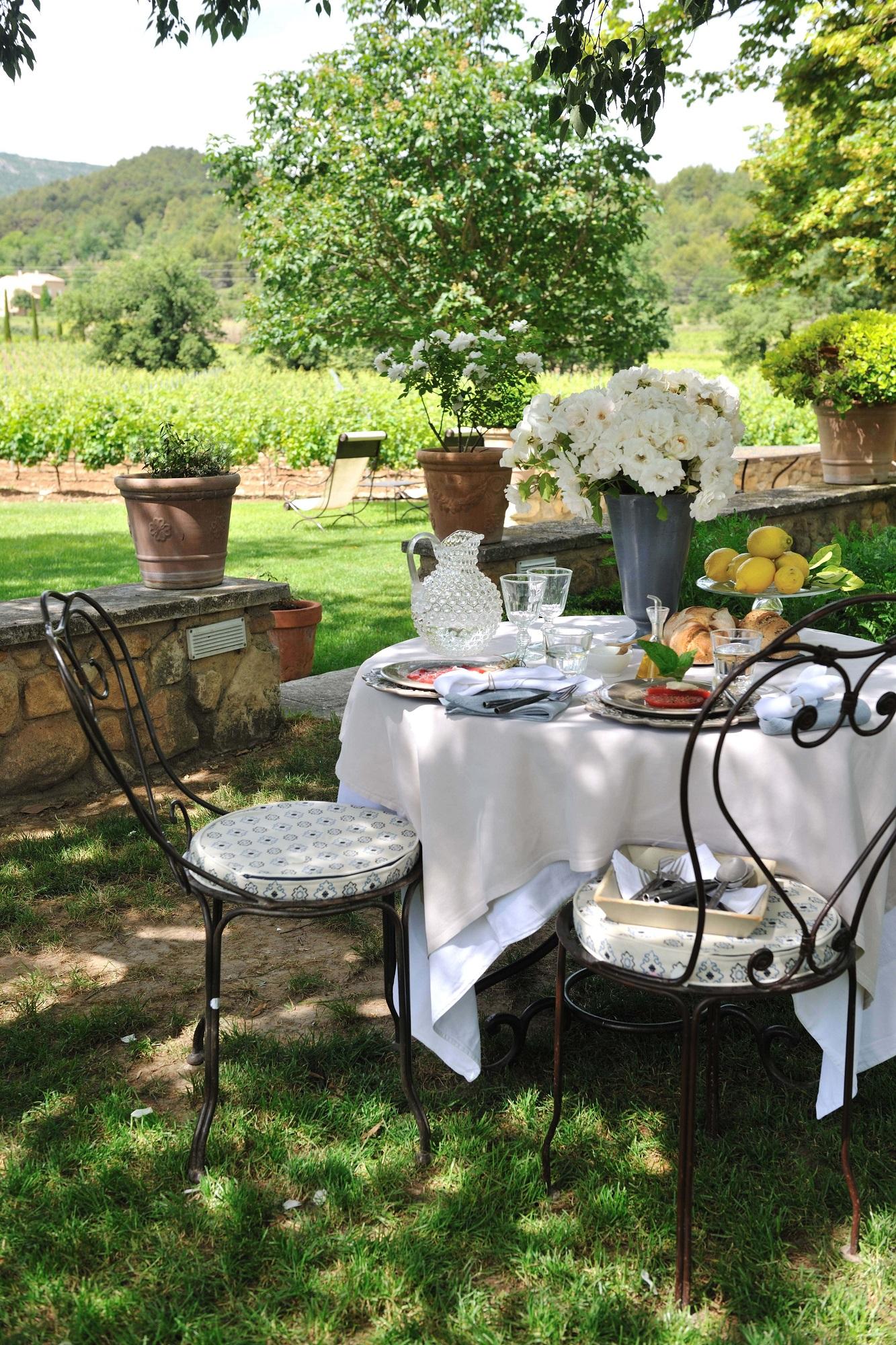 Pique-nique au milieu des vignes © La Bastide de Marie