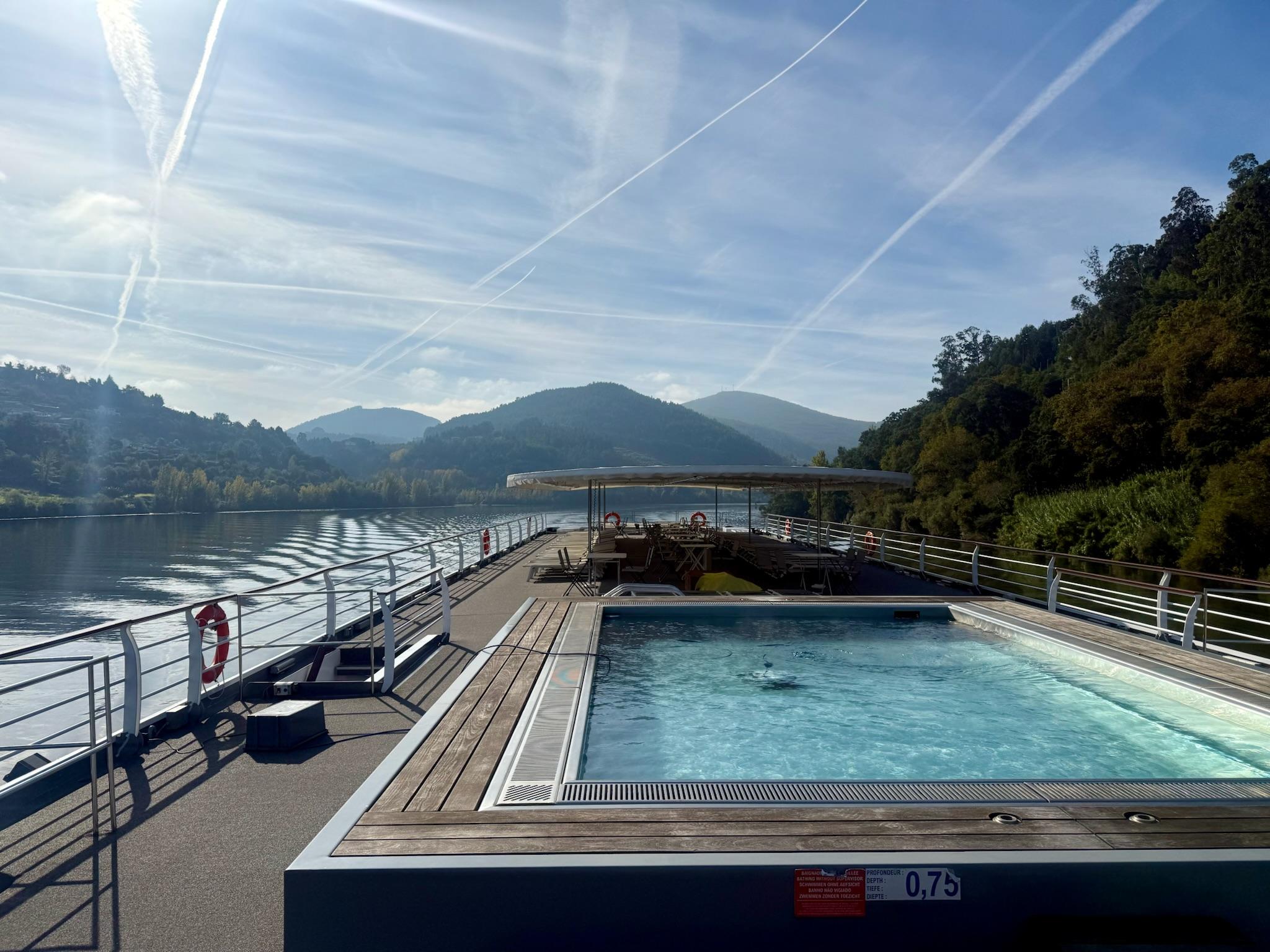 La piscine du "Pont Soleil" sur le MS Miguel Torgua © Emmanuel Laveran