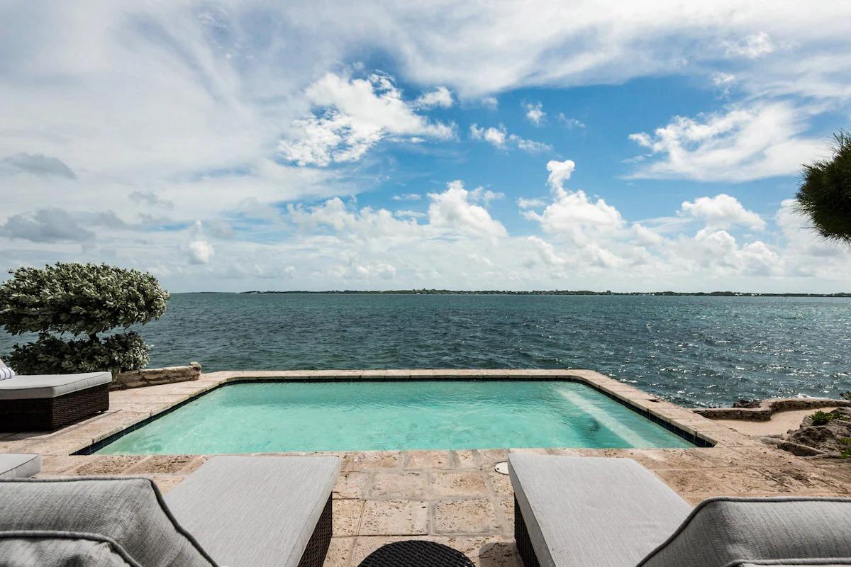 Piscine face à la mer dans un Airbnb exclusif aux Bahamas © Airbnb