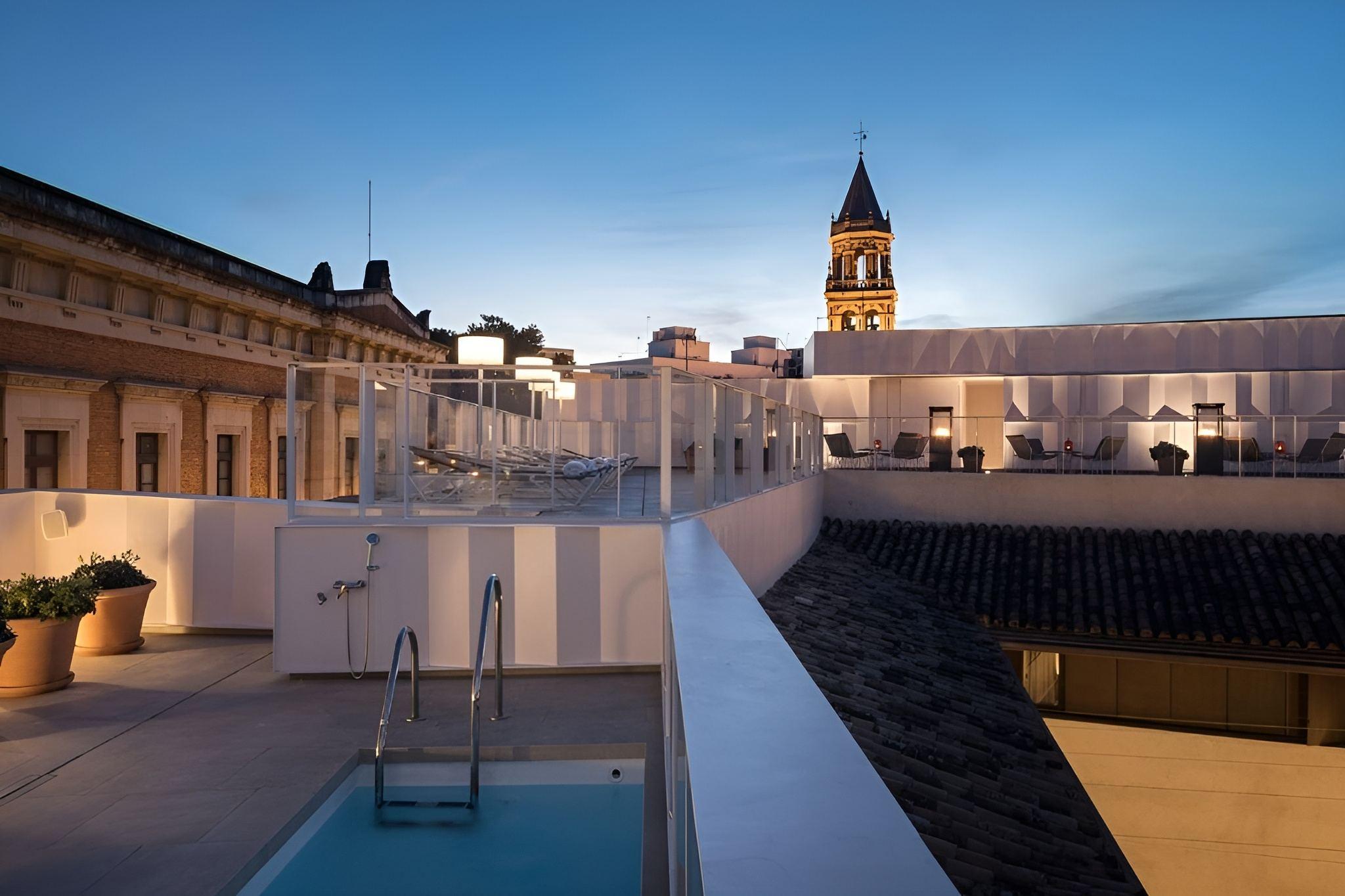 Piscine rooftop avec vue sur Séville dans un hôtel design © Hotel Posada del Lucero